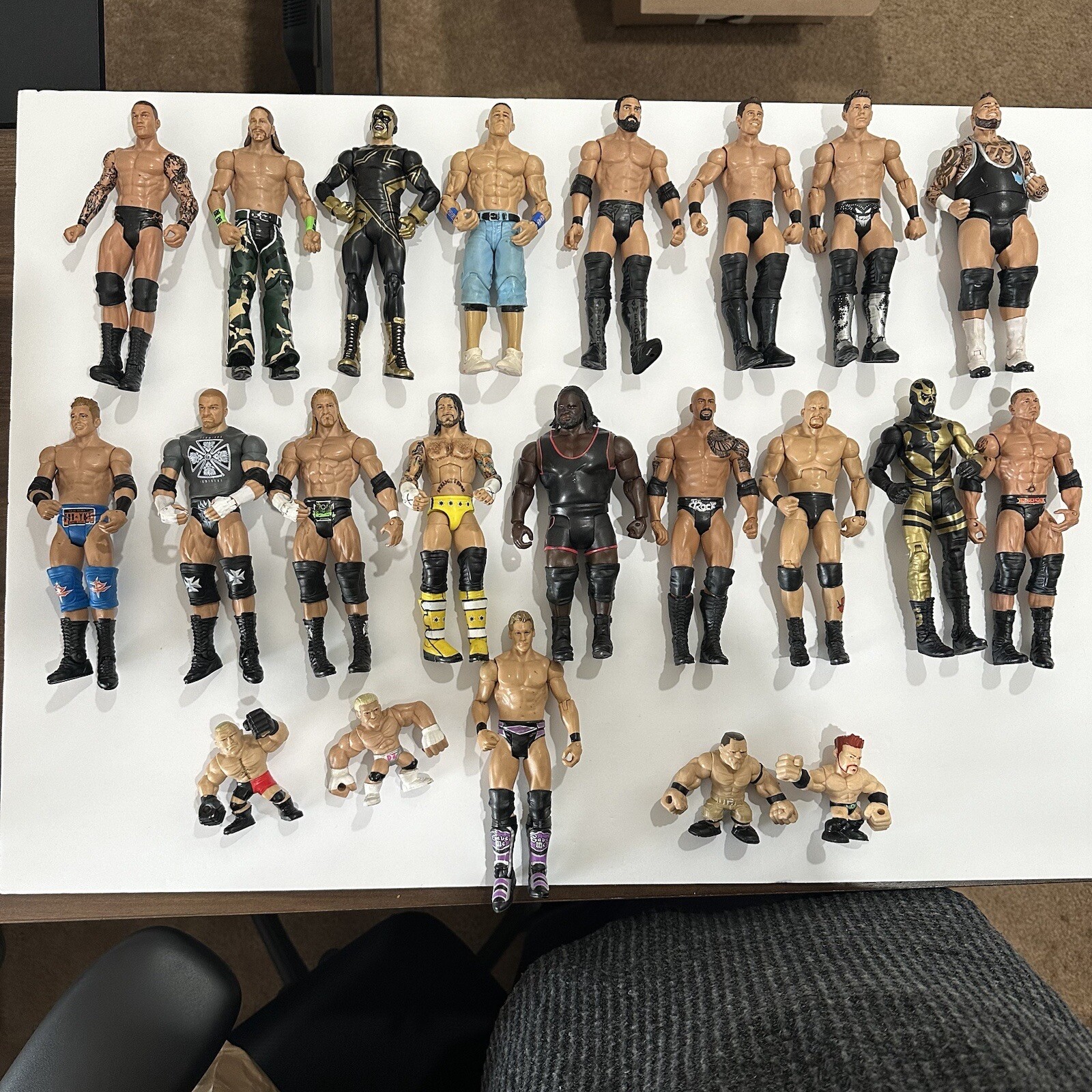 WWE wrestlers Lot Of 18 Plus 4 Flinging Wrestlers Including Raw ring