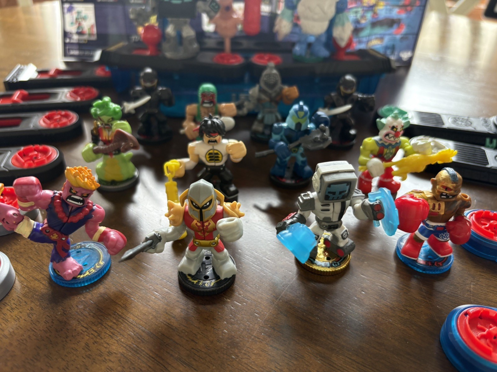 Akedo Ultimate Arcade Warriors Battle Arena + 14 Figures + 10 controllers RARE