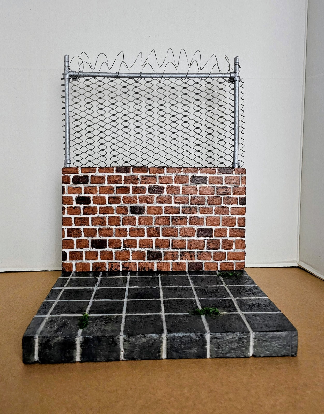 1/12 Scale Brick Wall/w Barb Wire Fence look 2 piece DIORAMA For Action Figures