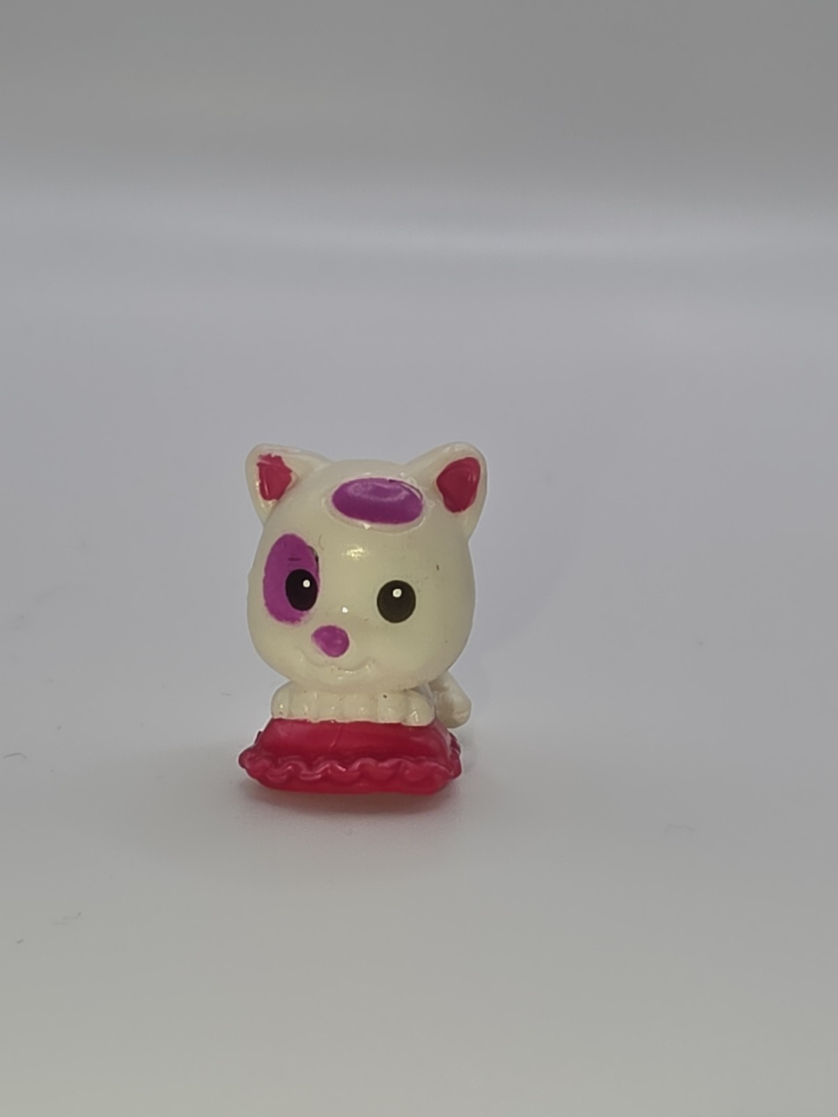 Squinkies White Cat W/ Pink Pillow Mini Figure Blip Toys Collectible Squishy Toy
