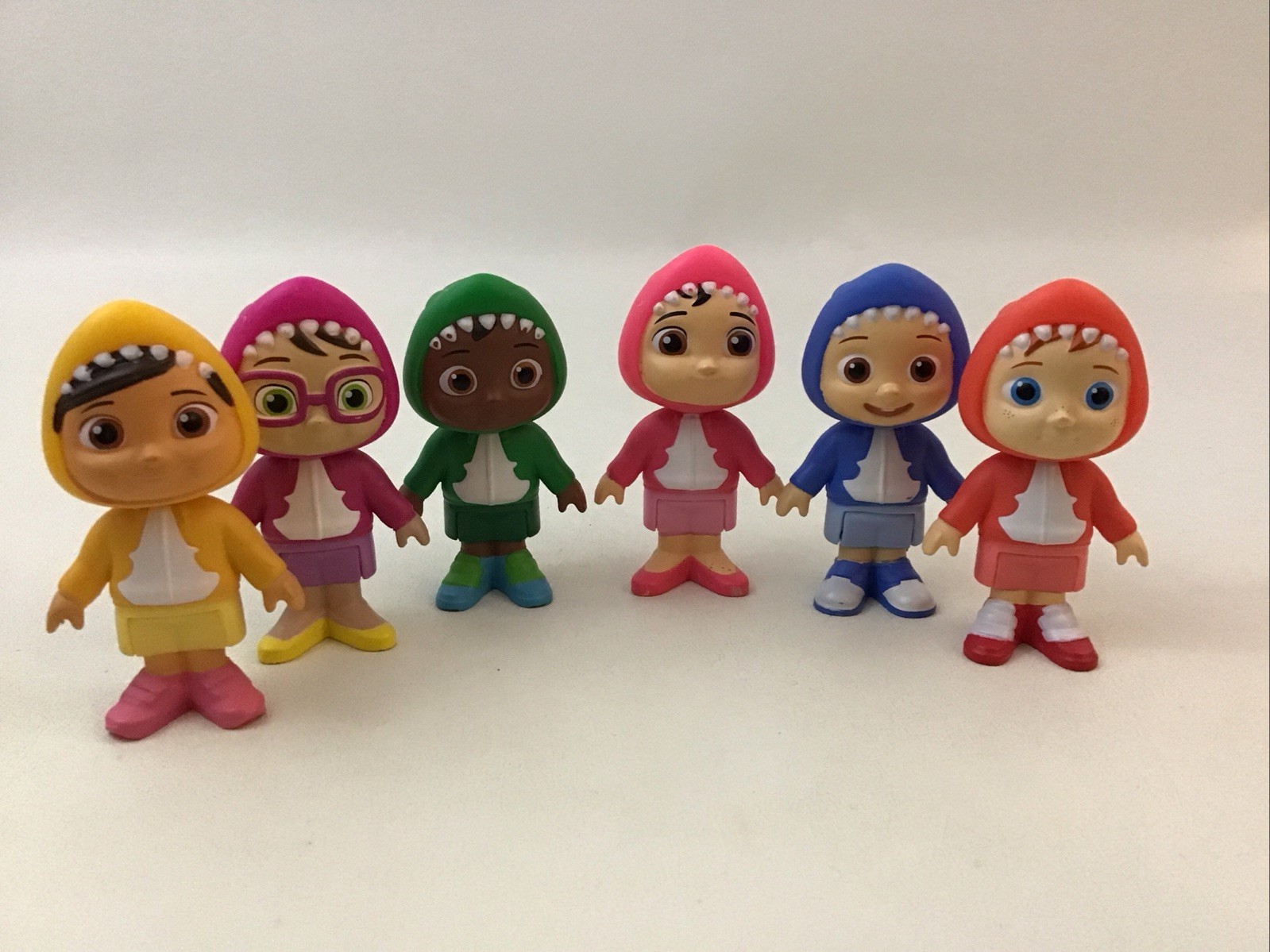 Cocomelon Baby Shark Character Family Figures Set Lot of 6 Mini Doll Toys