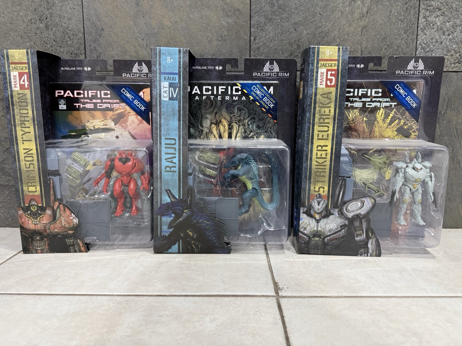 Pacific Rim Striker Eureka 4″ Action Figure with Comic Book Jaeger, kaiju