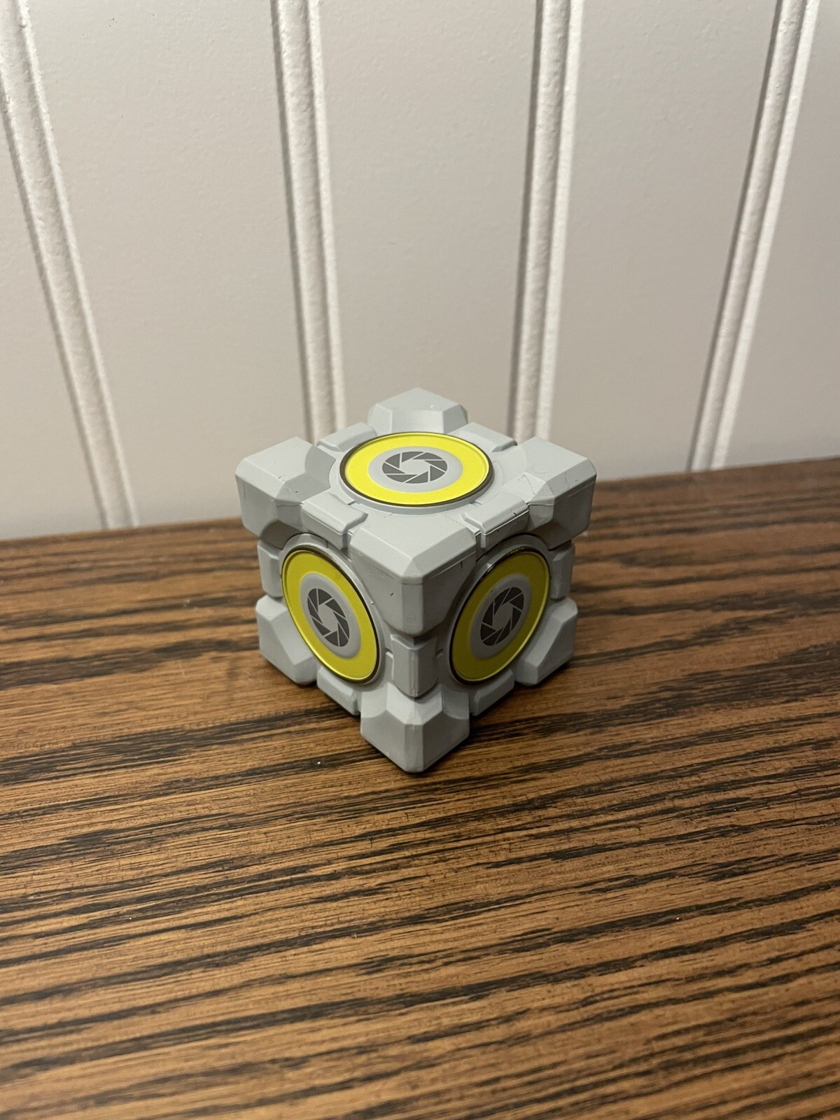 Portal 2 Series III (3) Activated Weighted Storage Cube NECA Blind Box Turret