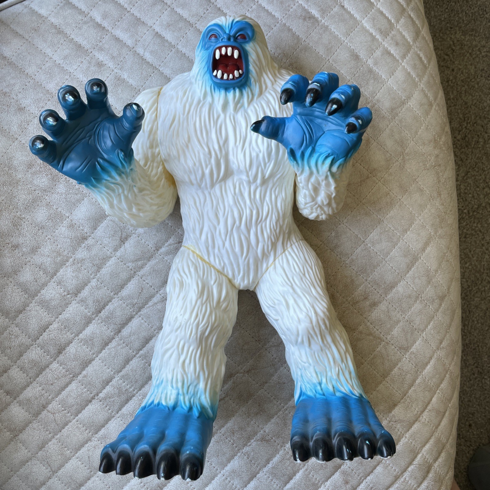 2015 Toys R Us 16” Vinyl Yeti Figure Abominable Snowman Cryptozoology Sofubi