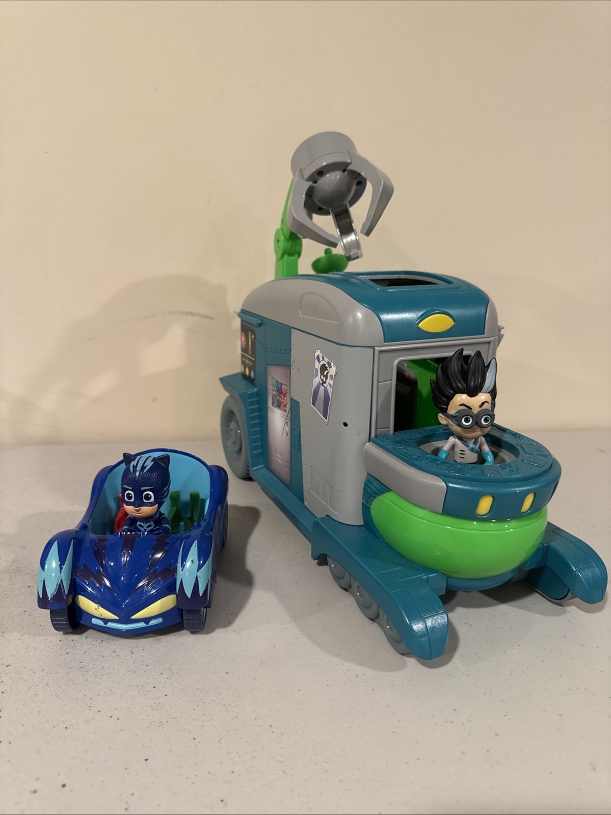 PJ Masks Romeo’s Lab Playset Vehicle Lights & Sounds Romeo w/ Catboy & Vehicles