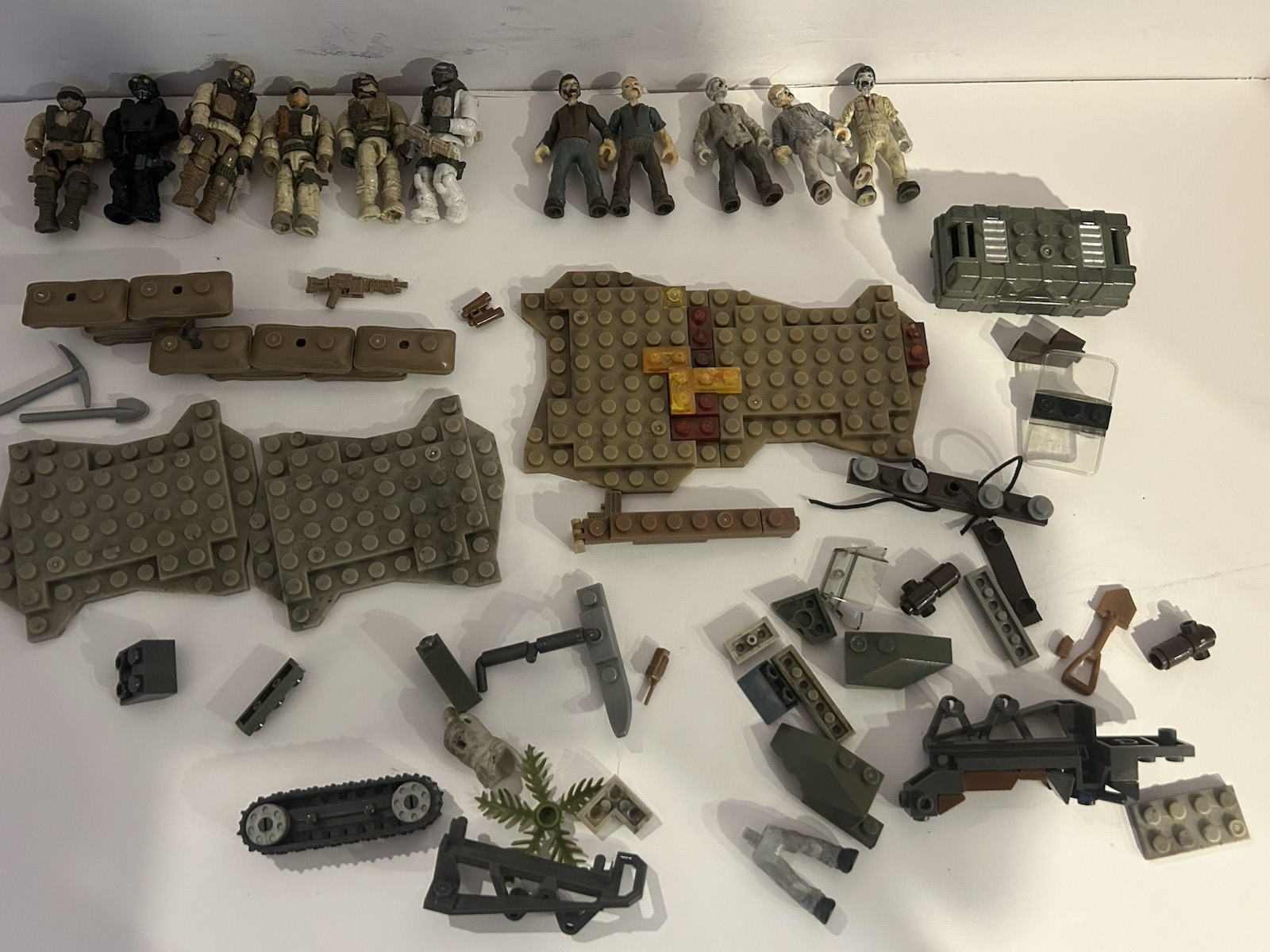 Lot of 11 Mega Bloks Call of Duty Military Figures & Zombies w Accessories#9086