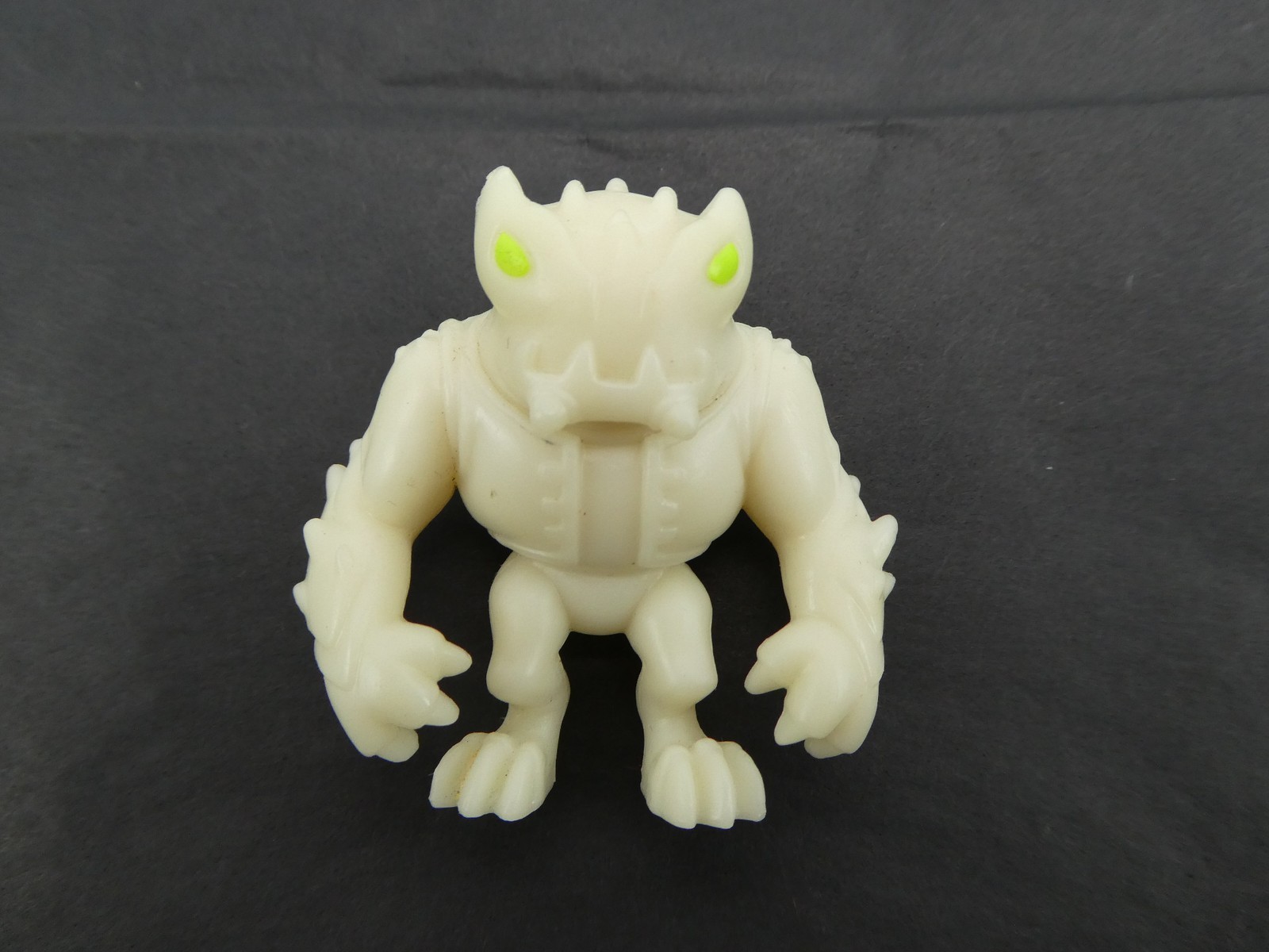 Ben 10 Omniverse Glow in The Dark SOLID PLUGG 2″ PVC Figure