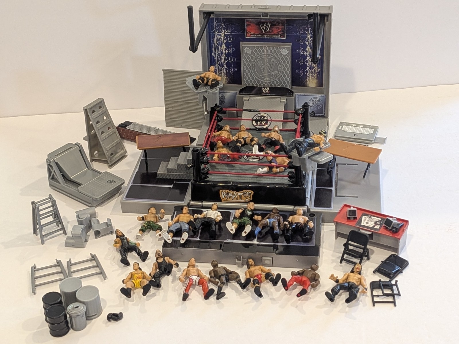 Jakks Pacific WWE Micro Aggression Crash&Bash Ring w/21 Figures+Accessories 2006
