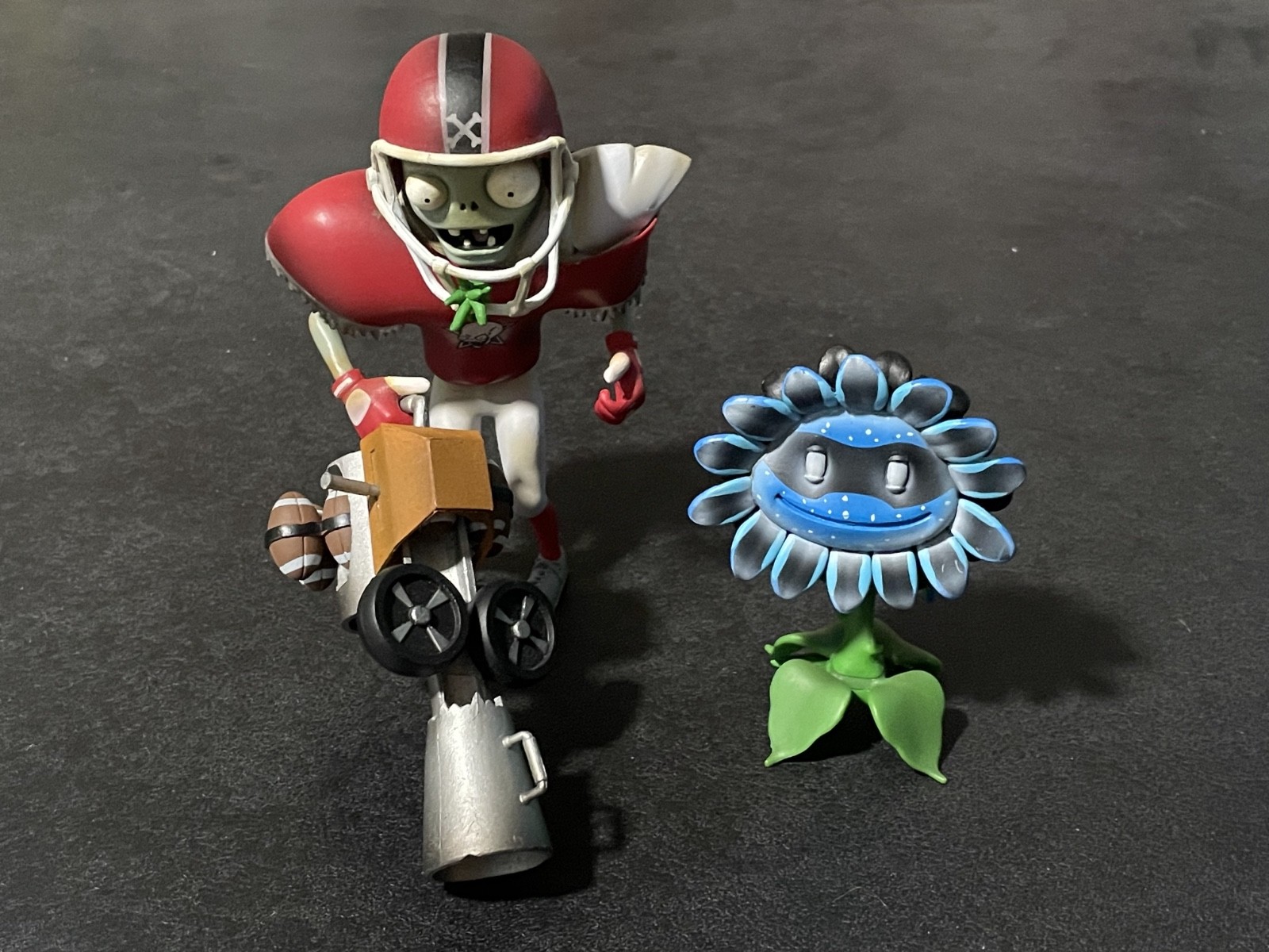 Plants vs. Zombies Garden Warfare Diamond Select All-Star Zombie, Shadow Flower