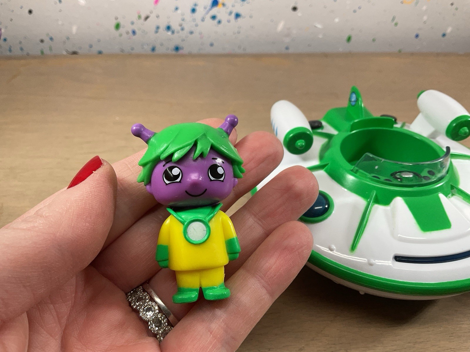 Ryan’s World White Green Spaceship And Figures Alien Ryan Working