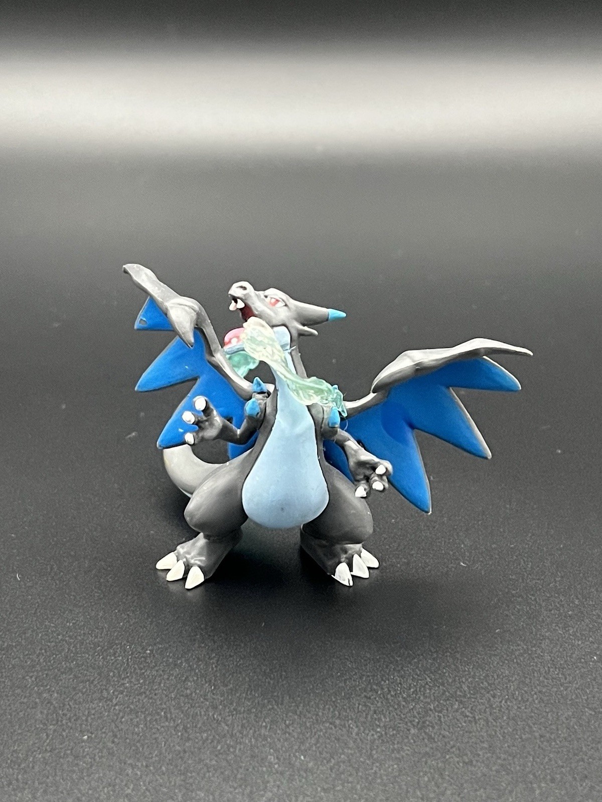 mega Charizard X TCG fig 2.5″ does not include rest of box.