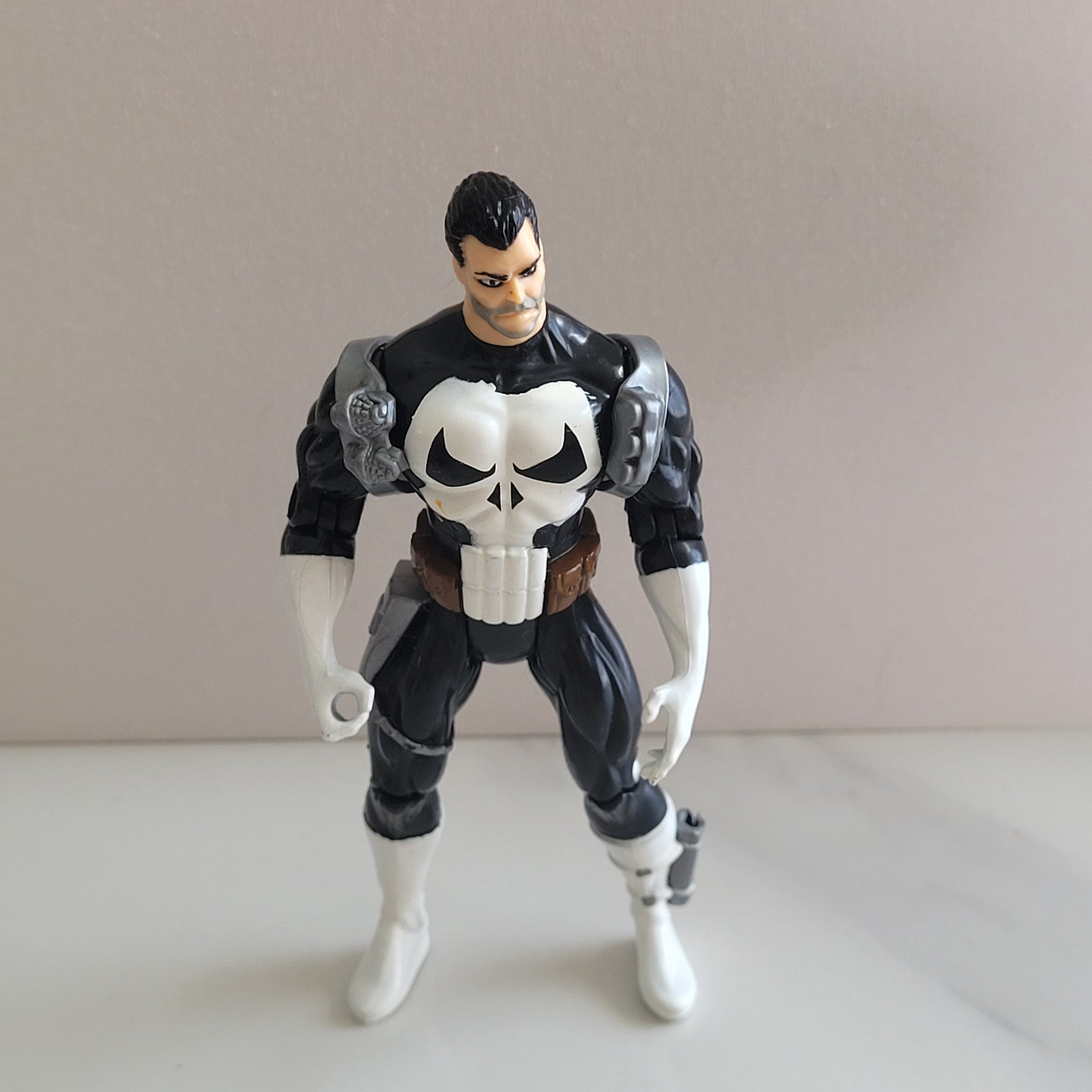 1995 Toy Biz Marvel Comics The Punisher Figure Immobilizing Arsenal 5″ Complete