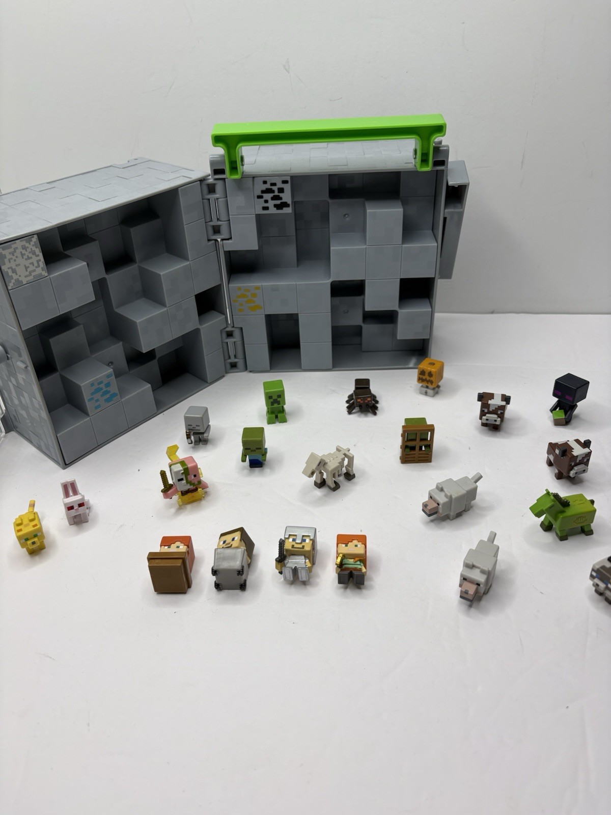 2014 Mattel Minecraft Collector Carry Display Storage Case Cube And Mini Figures