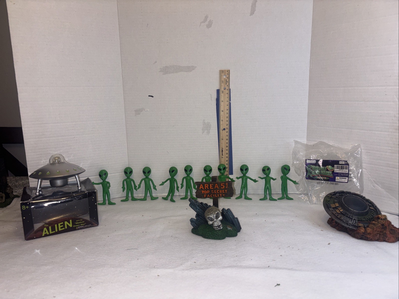 Toys Alien Glow-in-The-Dark UFO Space Ship and Bendable Action Figure W/extras