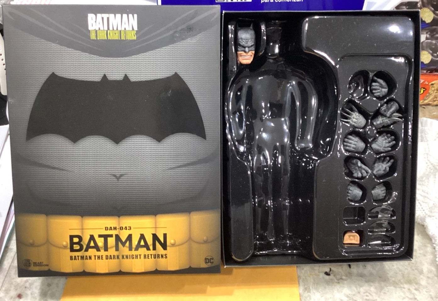 BEAST KINGDOM BATMAN THE DARK KNIGHT RETURNS 8 inch figure accessories and box