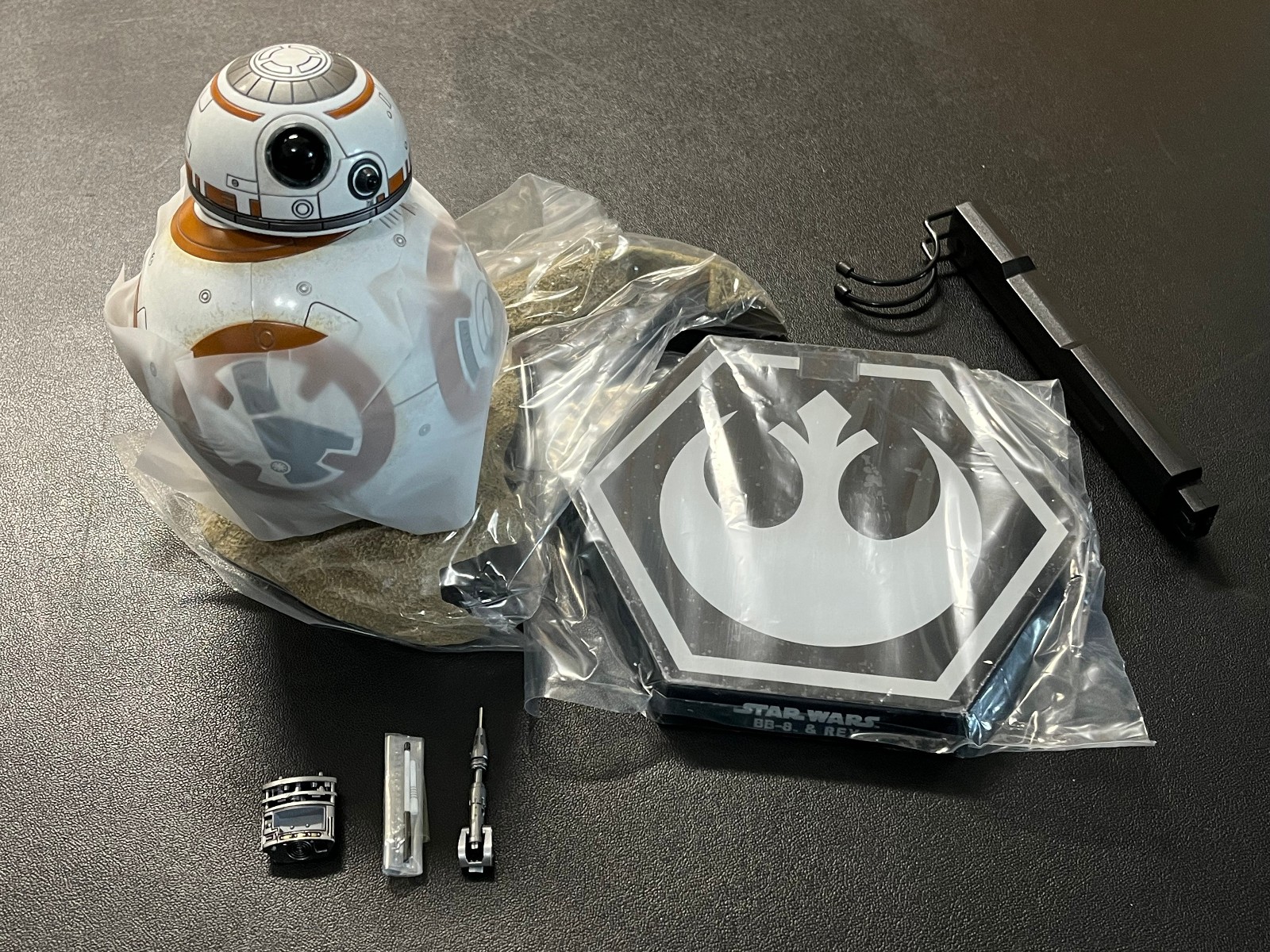 Hot Toys MMS337 Star Wars Force Awakens Rey 1/6 Scale BB-8 Figure & Display Base