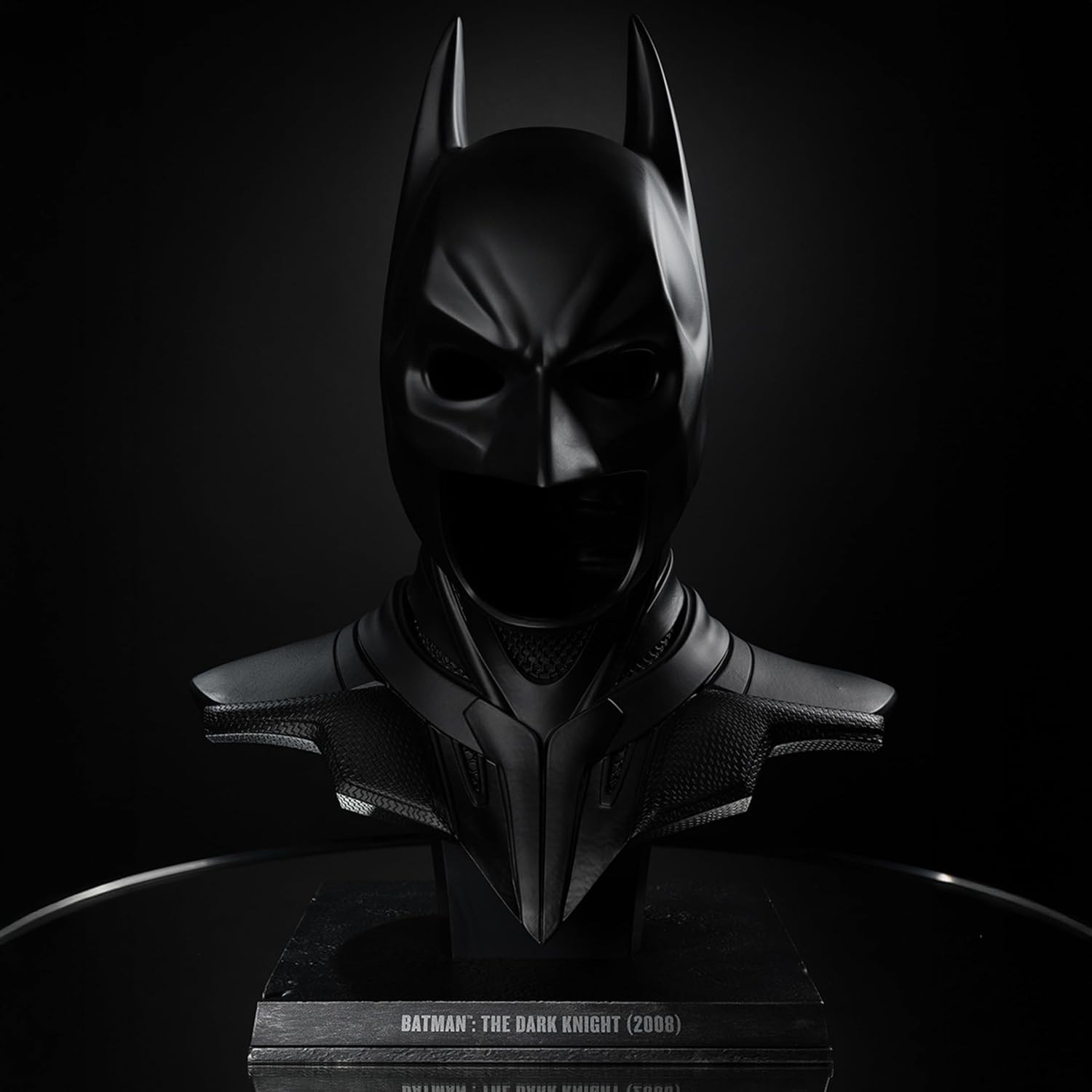 – DC Direct Batman: the Dark Knight (2008) Cowl Replica 1:1 Scale