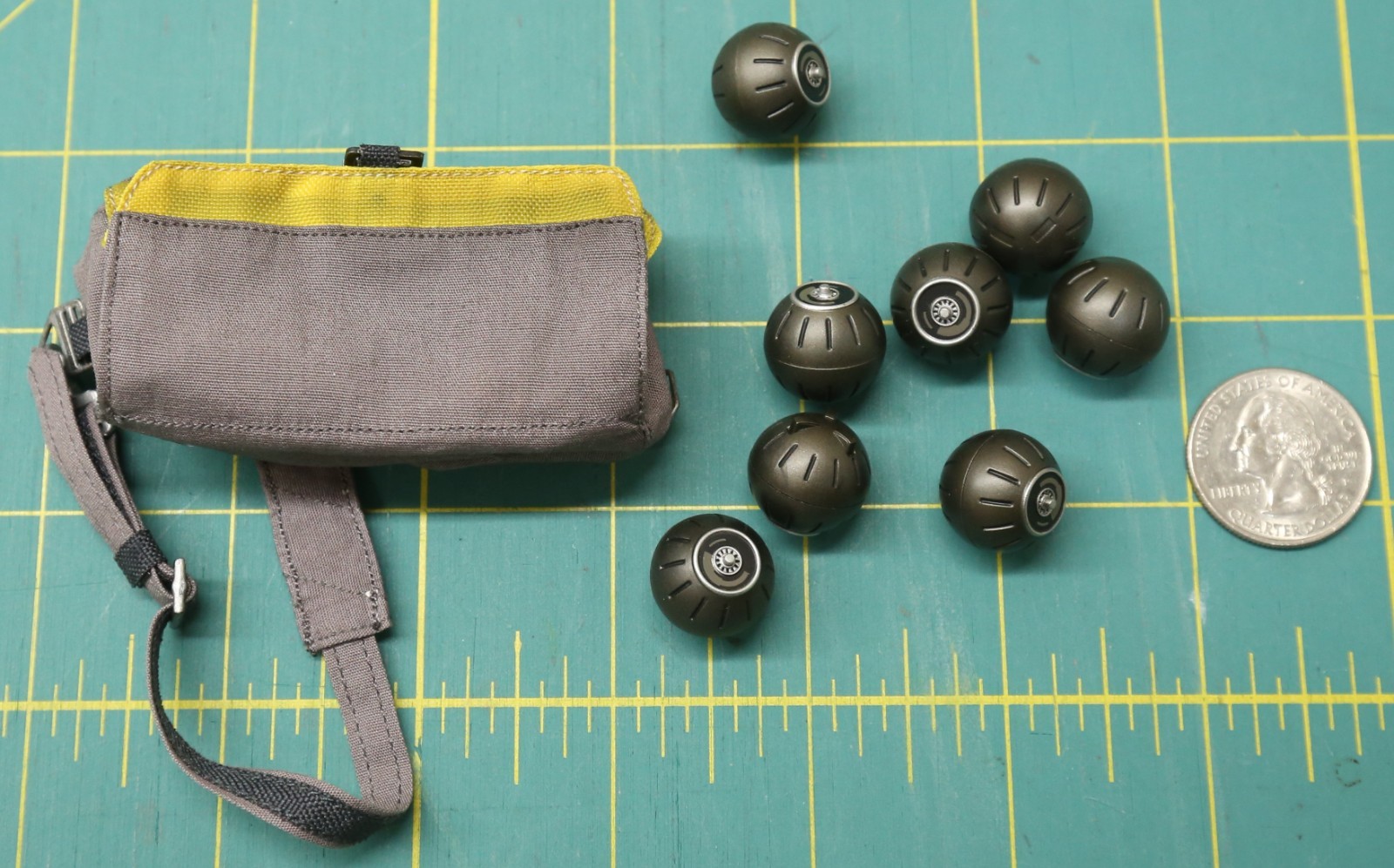 Hot Toys MMS345 1/6 Finn Bombs and Bag Star Wars The Force Awakens