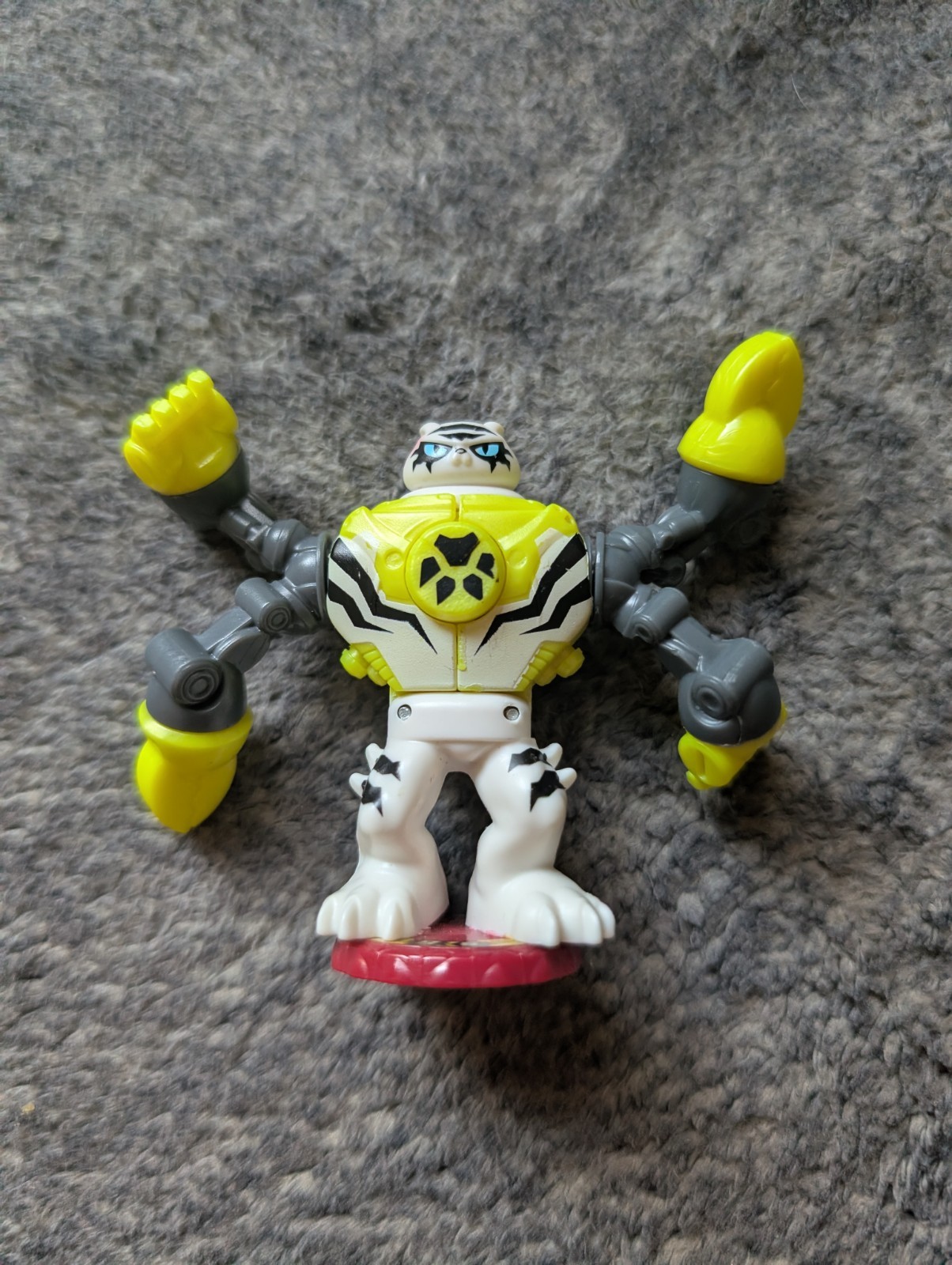 2023 Legends of Akedo Beast Strike Series 5 White Paw Beast Giants Figure Only!