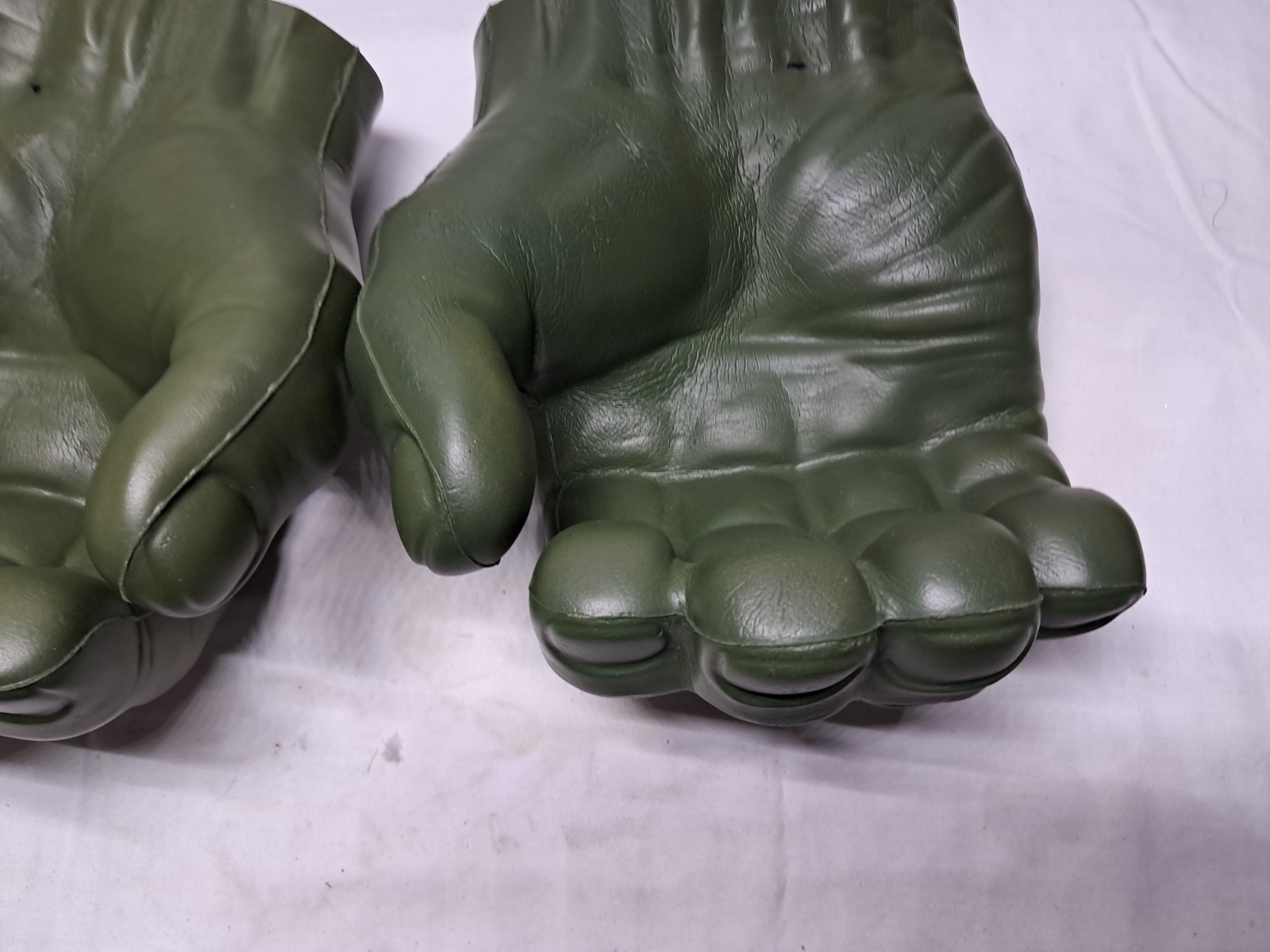 MARVEL 2015 Incredible Hulk Gloves – Green Cushion Foam – Open Hands – Costume