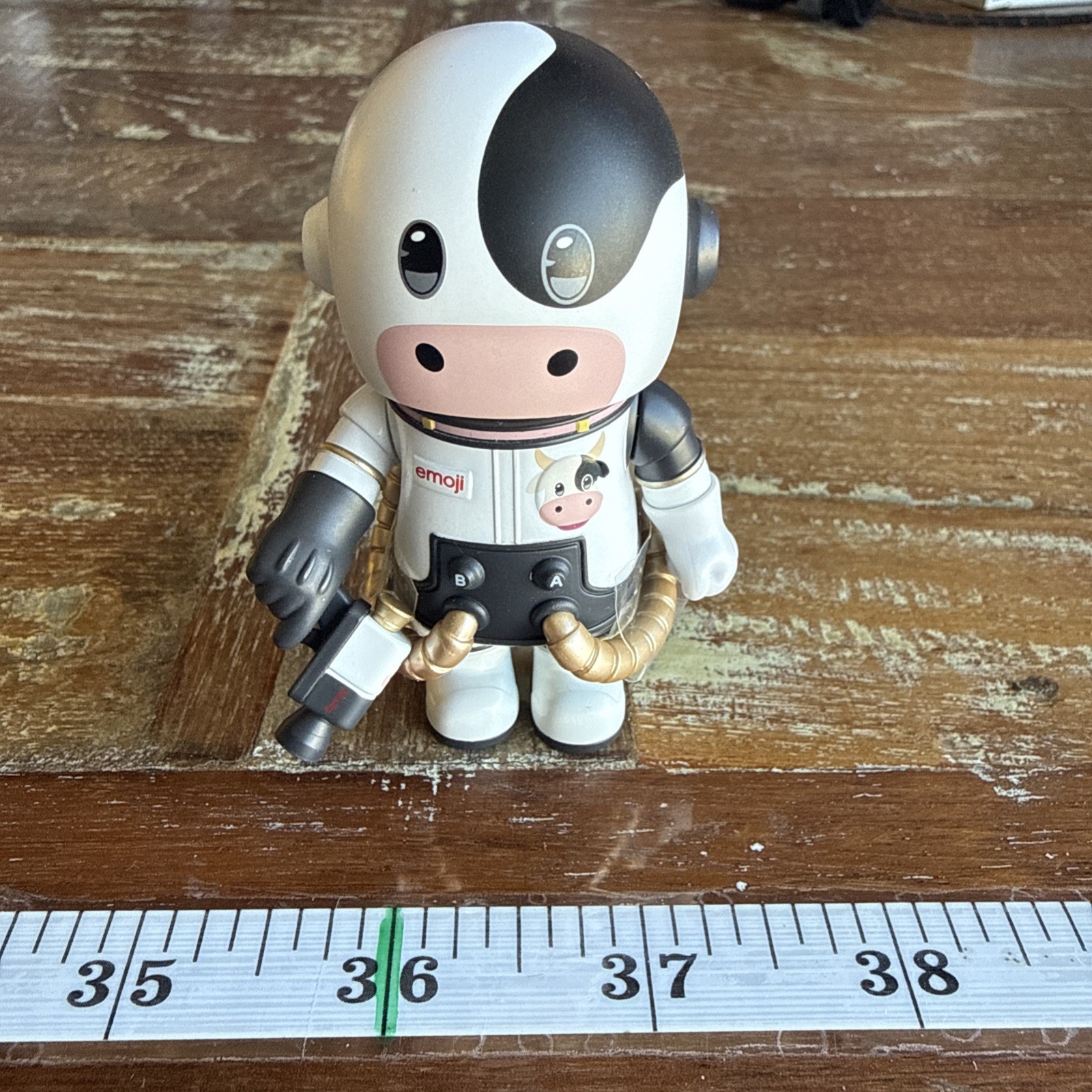 Cow On me – * MEGA SPACE MOLLY 100% × emoji™ Series Blind box Figure