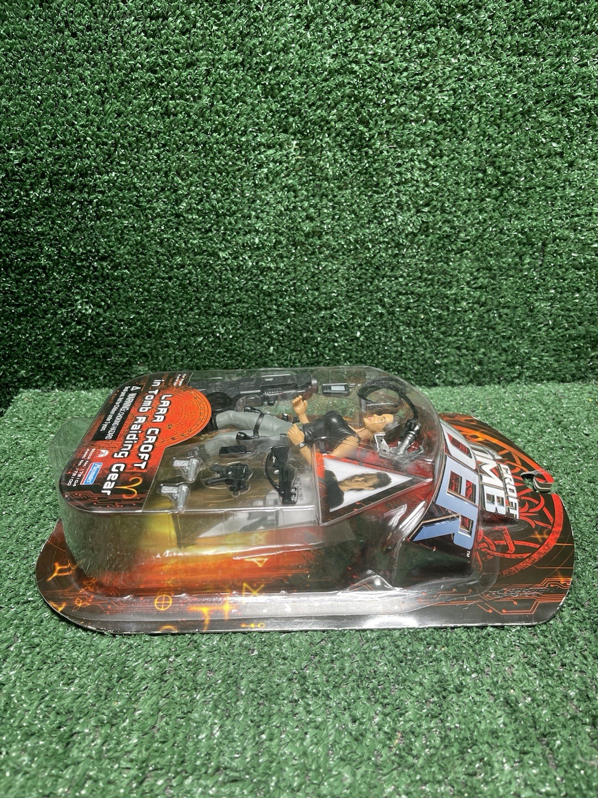 Tomb Raider LARA CROFT IN TOMB RAIDING GEAR Action Figure New Playmates 2001.
