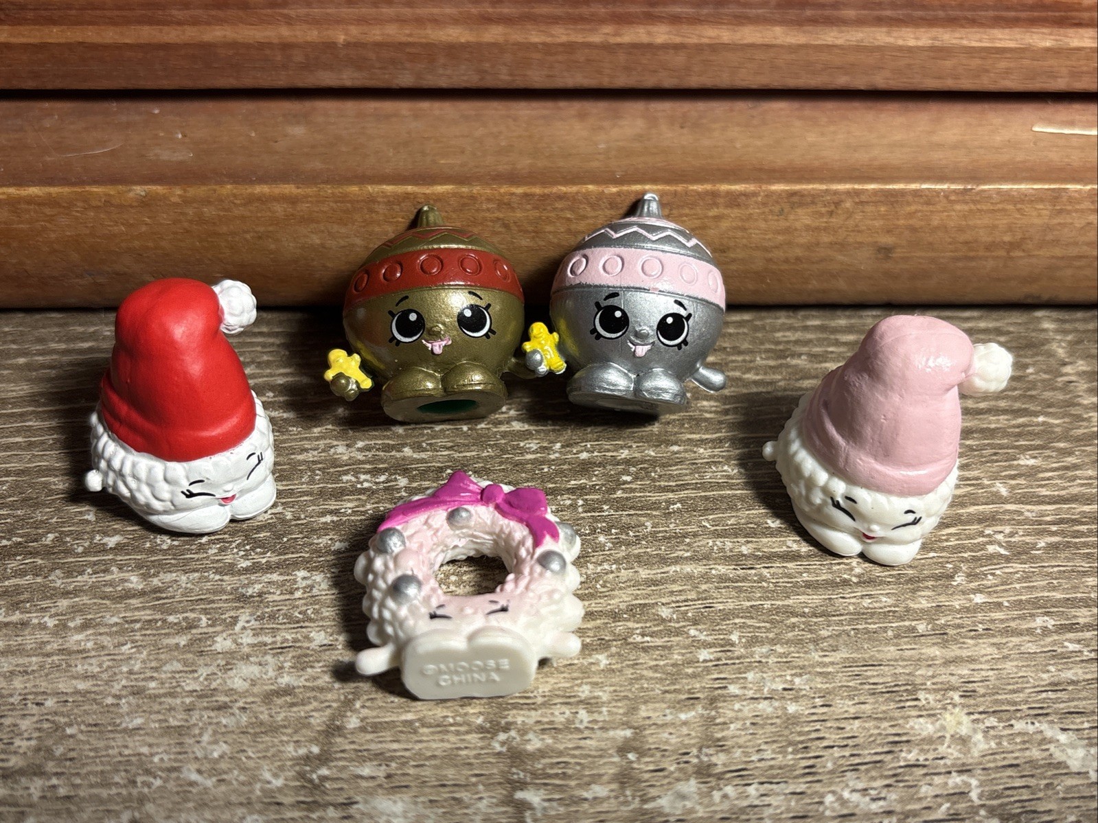 Shopkins Season 6 HOLLY WREATH Christmas Santa Hat Ornament Exclusive Lot G8