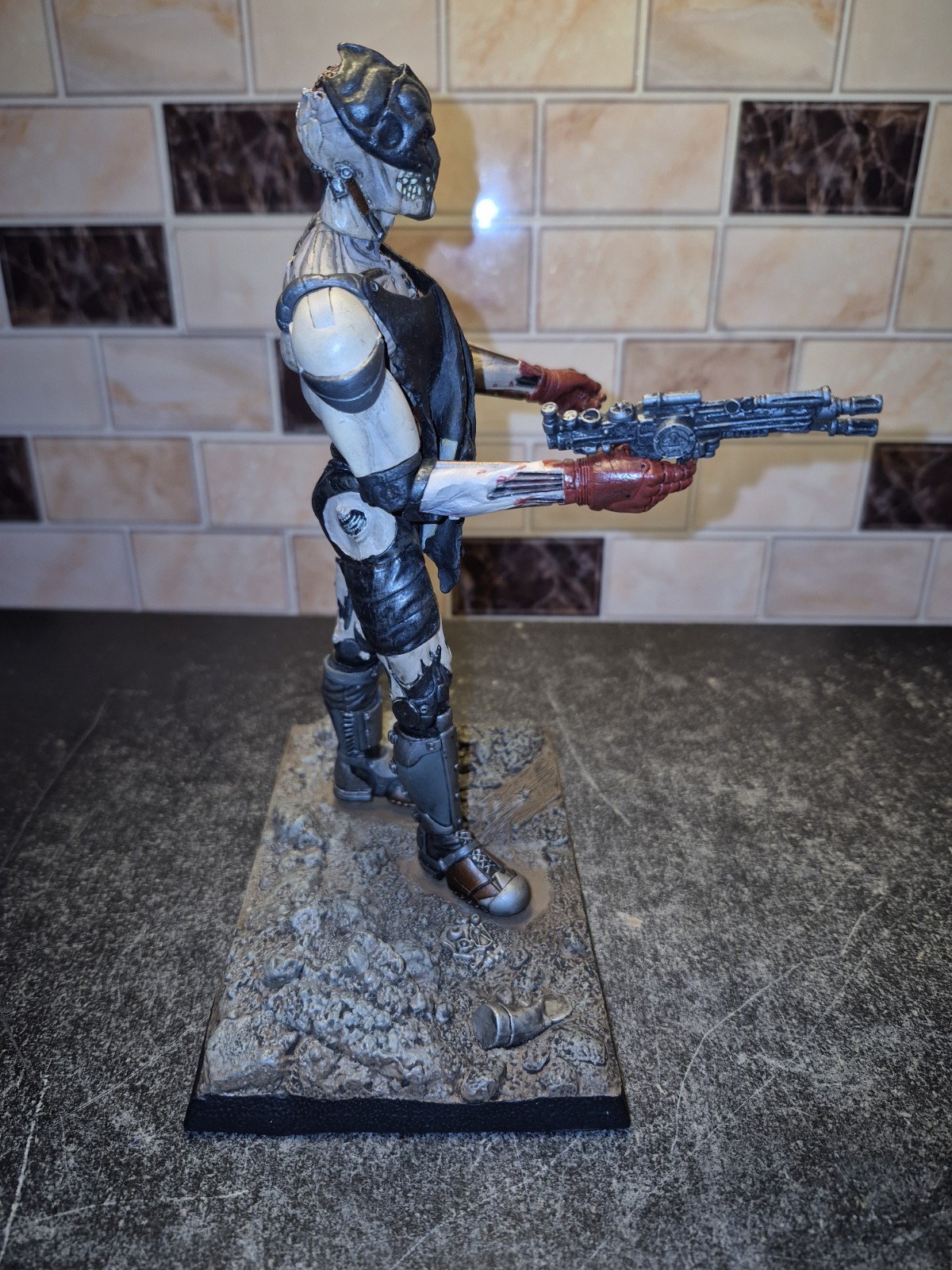 2001 Mutant Earth RED VANE 8″ Figure Stan Winston Creatures W/Base & 1 Weapon