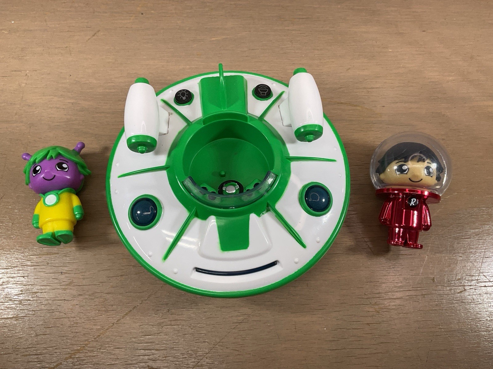 Ryan’s World White Green Spaceship And Figures Alien Ryan Working