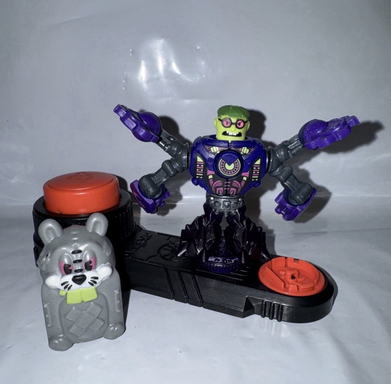 Akedo Battle Giants Powerstorm Series BUCKTOOTH Complete With Helmet