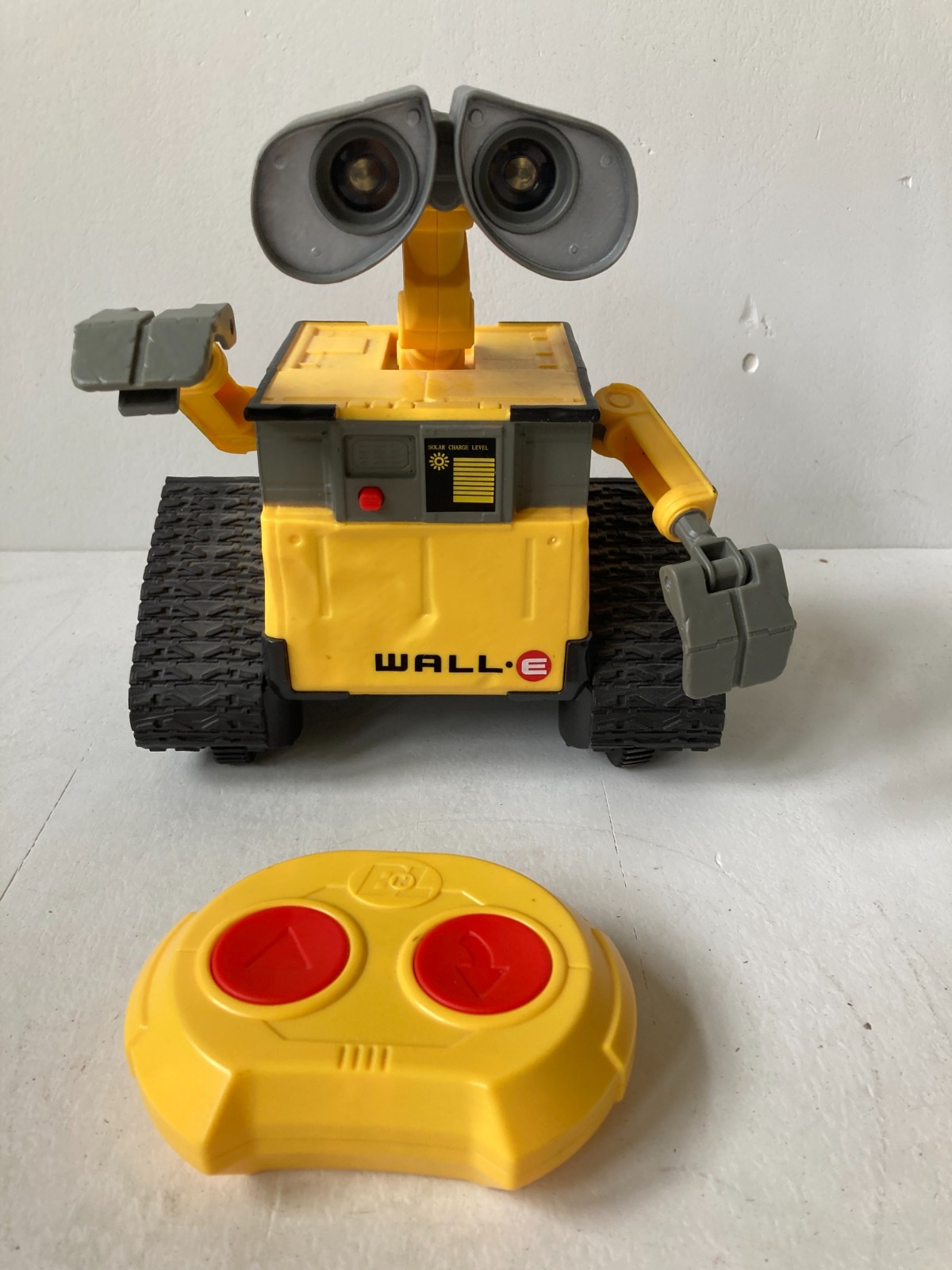 Disney Pixar WALL-E Remote Control Robot Think Way Toy Yellow Black With Remote