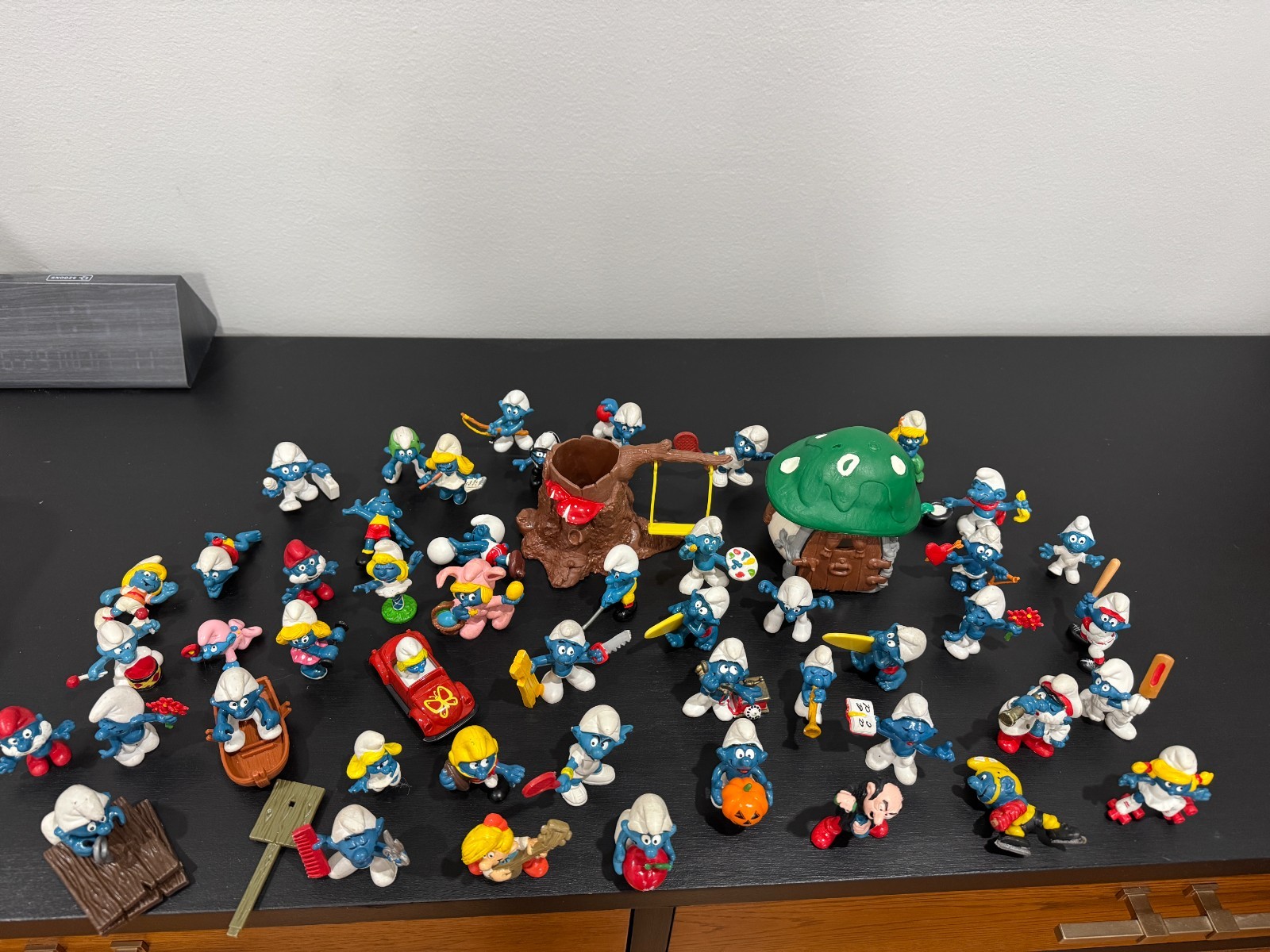 Lot RARE 49 Smurfs Schleich Peyo Figures, Gargamel, Pewit, Swing, Mushroom Home
