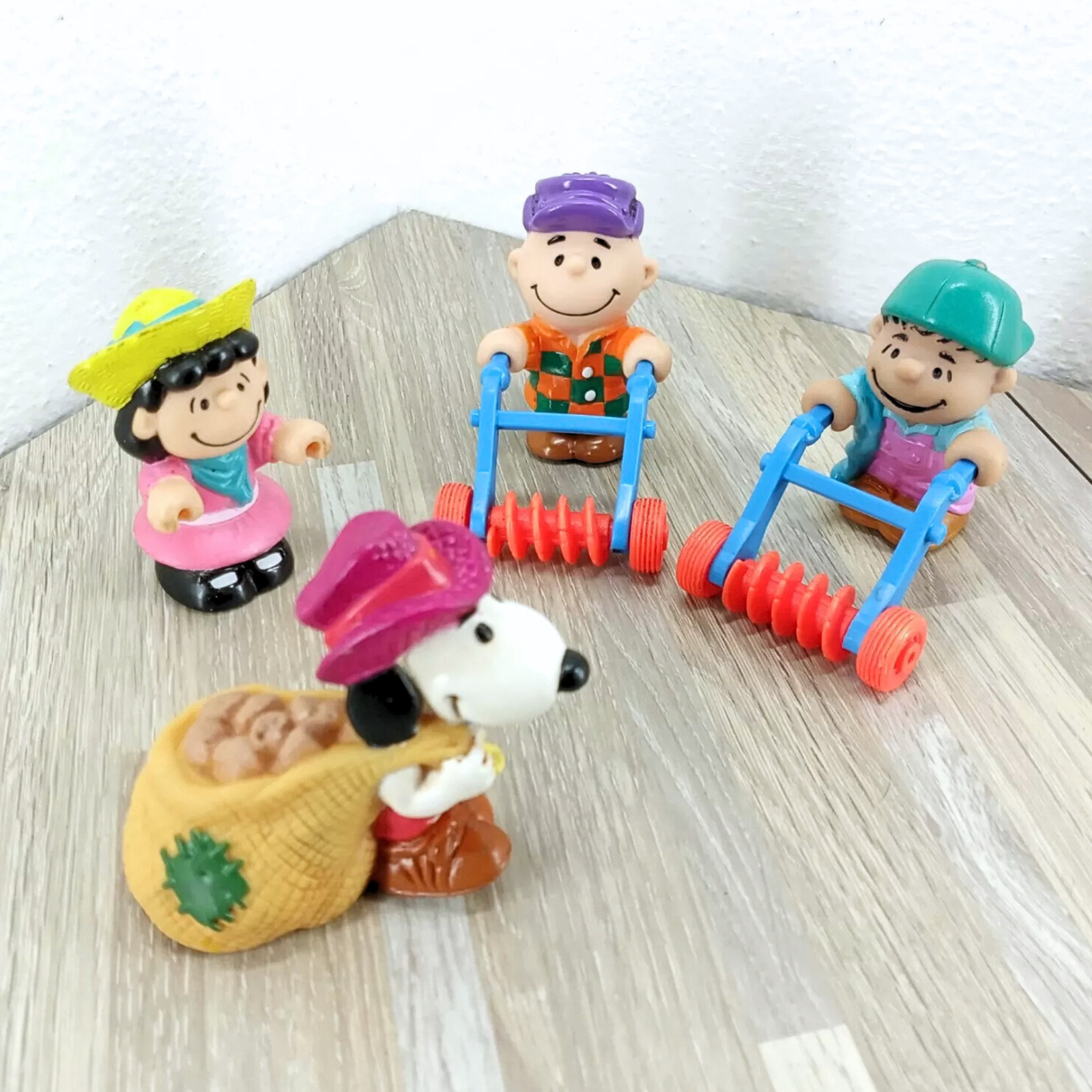 Peanuts Charlie Brown Farmer Linus Snoopy Lucy & 2 mowers United Feature Sync.