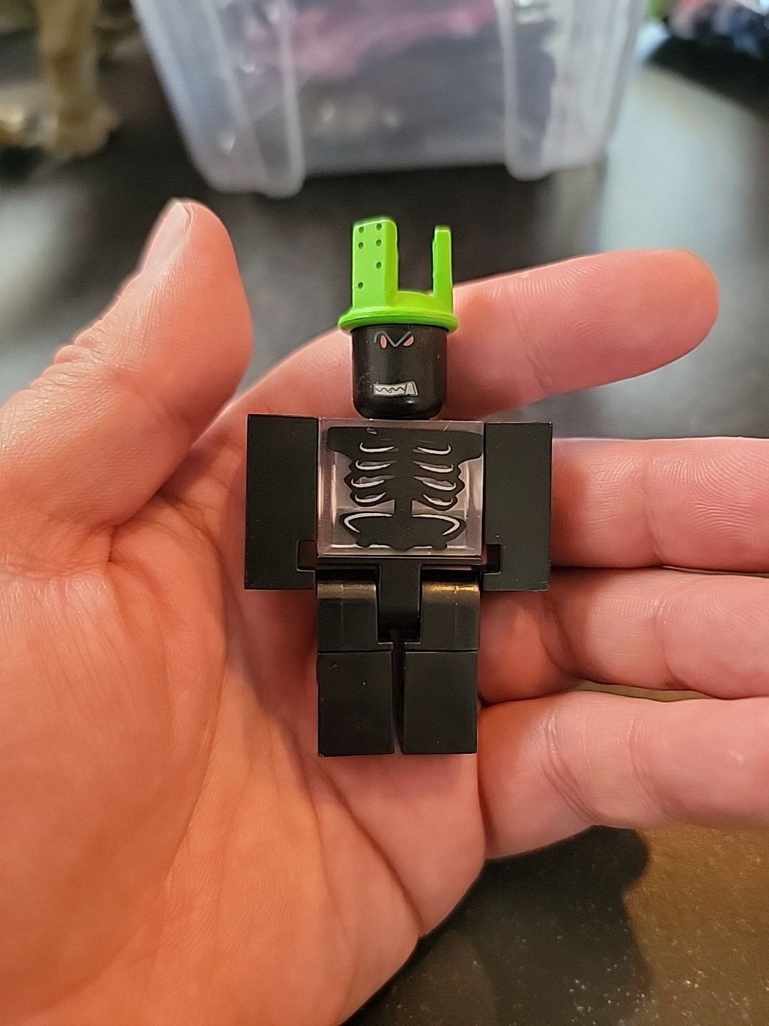 Roblox 1x1x1x1 Figure Series 2 Complete w Crown Missing Sword