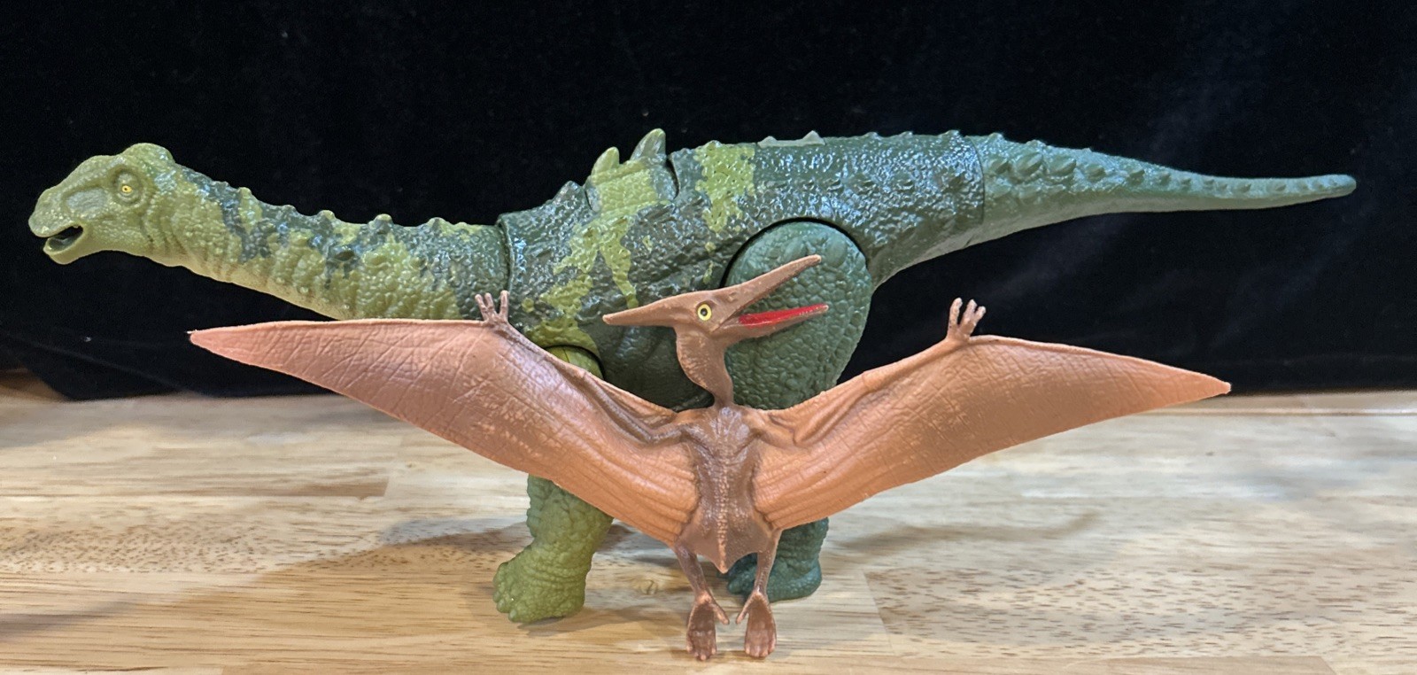 Jurassic World Wild Roar Nigersaurus Dino Trackers Dinosaur & Pterodactyl