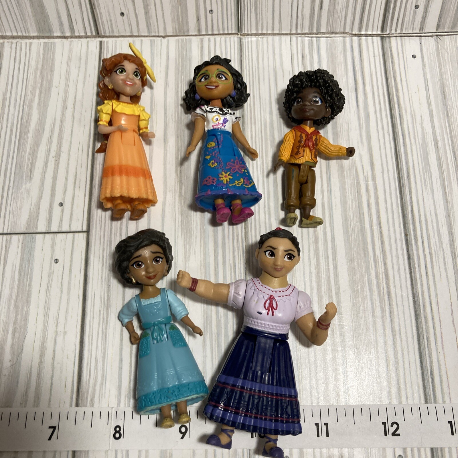 Disney ENCANTO FAMILY SET of Figures Mini Dolls Cake Toppers Dolores Pepa Mom