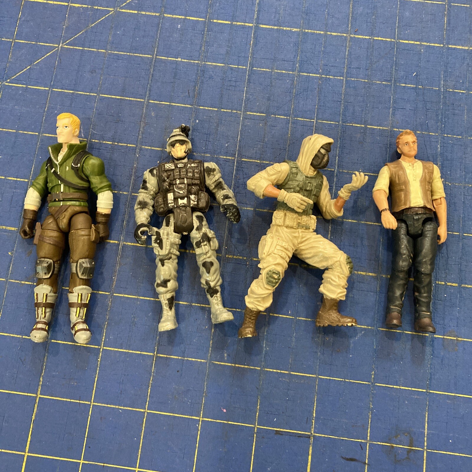 4 Soldiers Action Figure Mixed Lot 3.75″ Tall B13