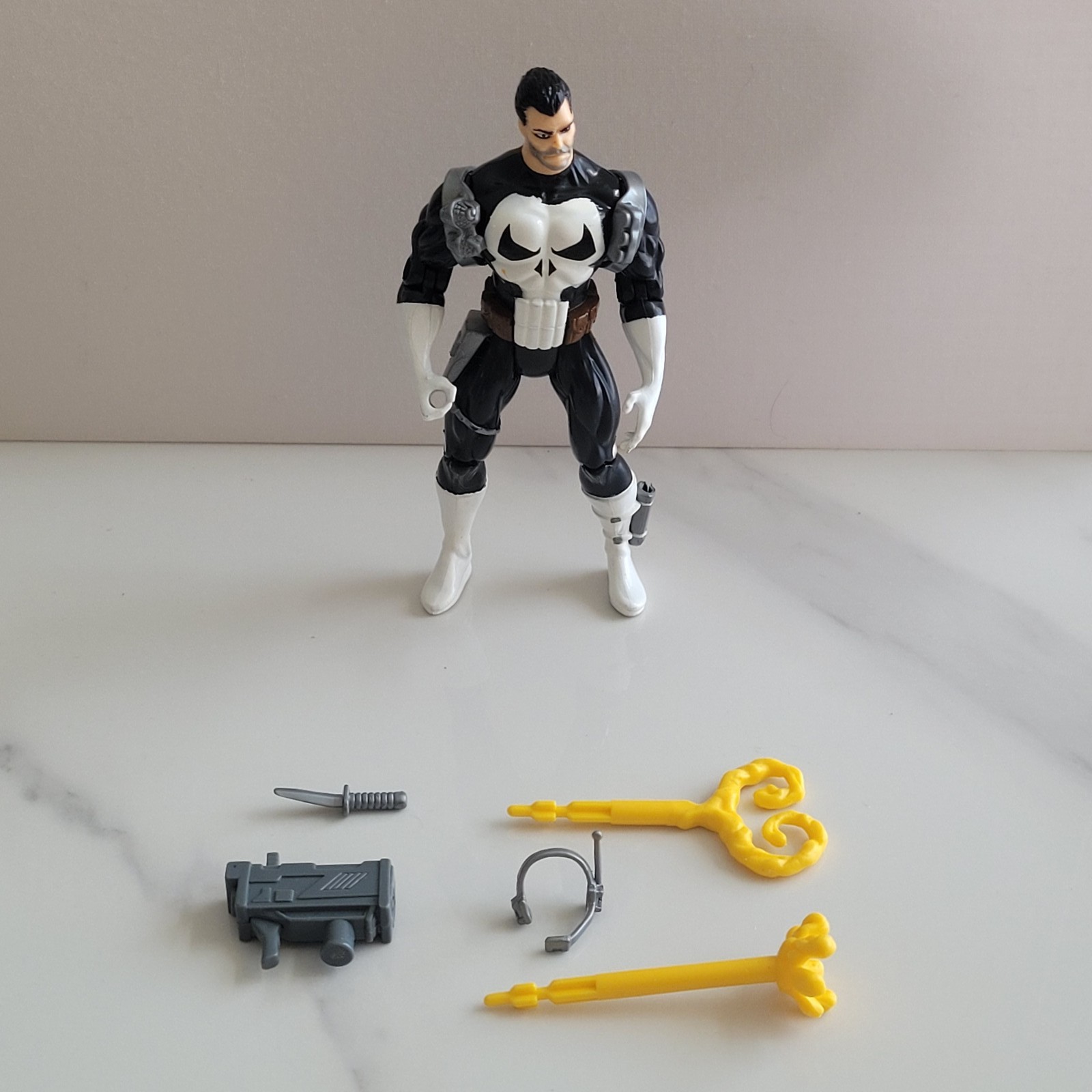 1995 Toy Biz Marvel Comics The Punisher Figure Immobilizing Arsenal 5″ Complete