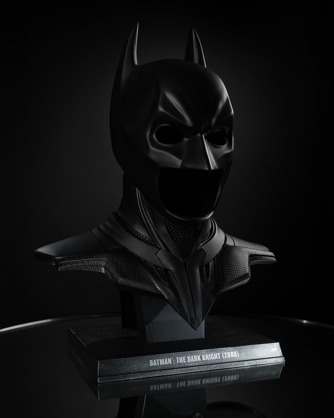 – DC Direct Batman: the Dark Knight (2008) Cowl Replica 1:1 Scale