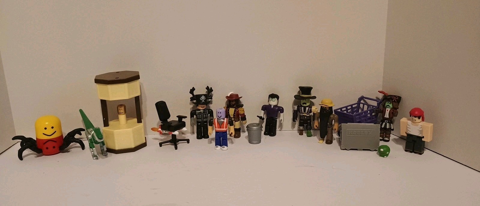 Roblox Toys Lot Of 10 Action Figures Collection Includes Accessories *No Codes*