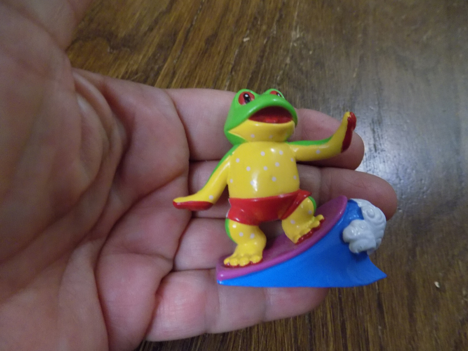 Ganz Webkinz Surfing on a wave HTF Polka Dot top red shorts Tree Frog 2” Figure