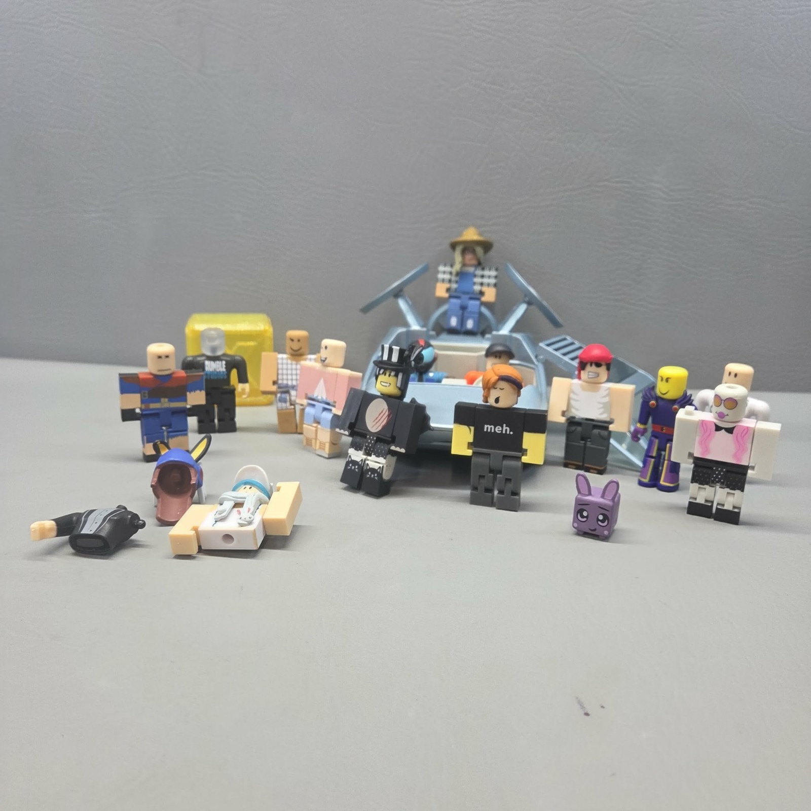 Roblox Mini Figures Lot With Vehicle R0BL0X Action Toys