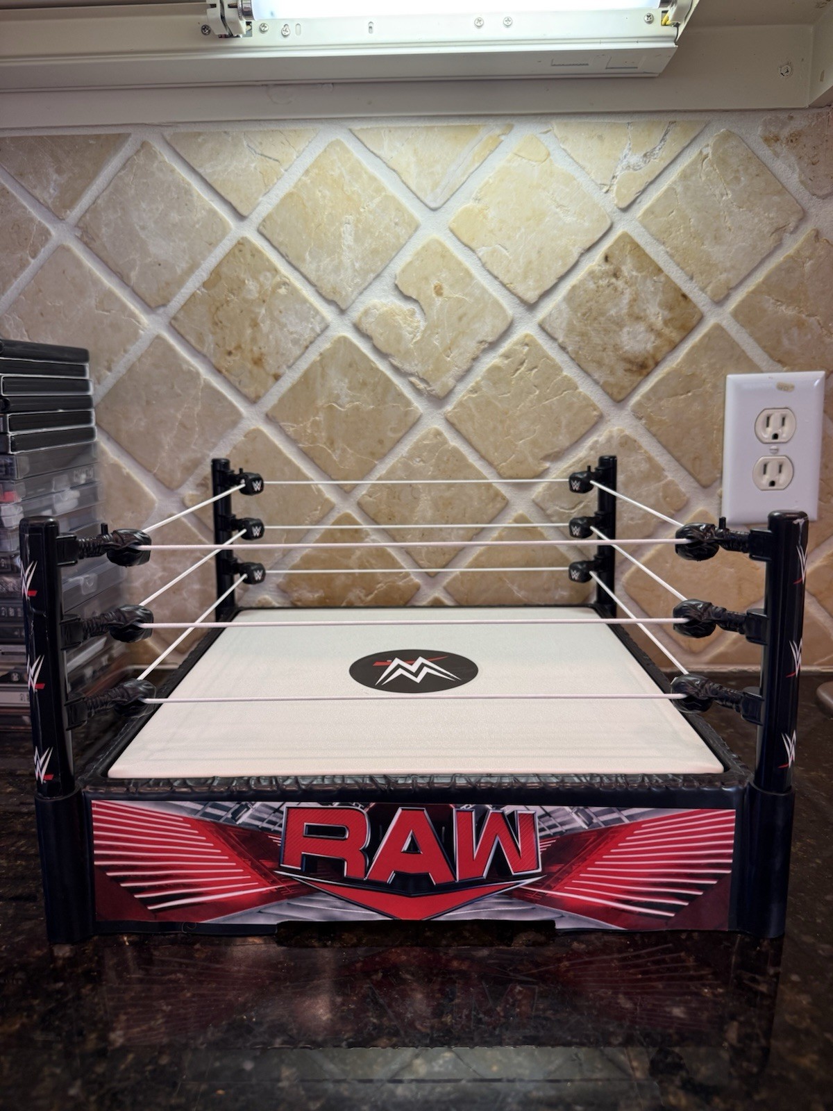 Mattel WWE Superstar Ring with Spring-Loaded Mat Raw/Main Event 2010