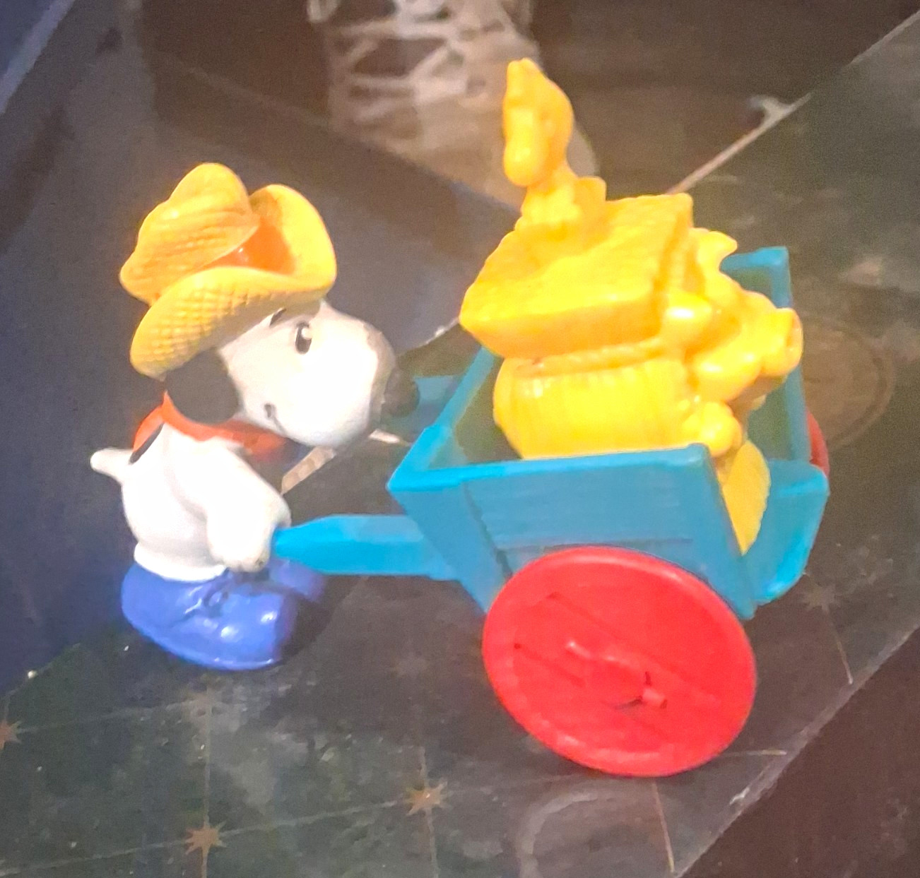 Peanuts Snoopy Plastic Figure Pulling Blue Cart w/ Red Wheels Yellow Load