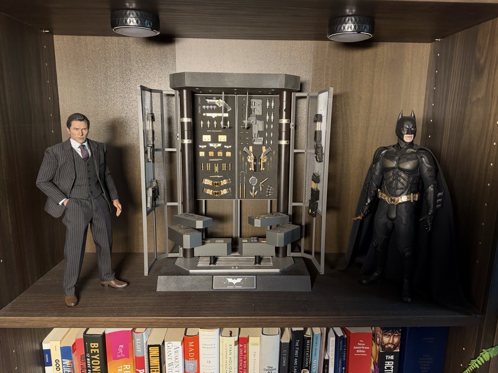 Hot Toys MMS750 The Dark Knight 1/6 Batman Armory with Bruce Wayne 2.0