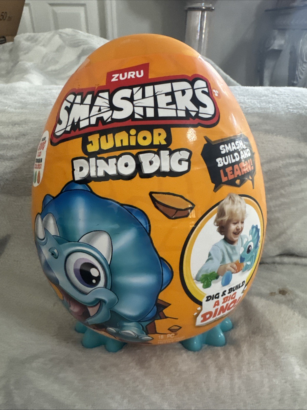 Smashers Junior Dino Dig Egg with 18 Surprises and 500g Dino Dough Toy New