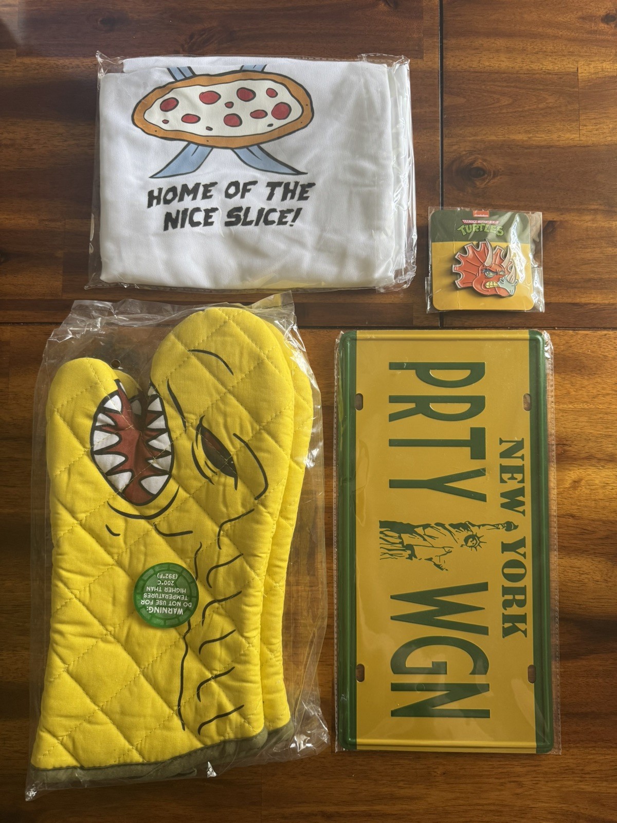 NECA TMNT Loot Crate Exclusive Ninja Apron Oven Mitts License Plate Pin