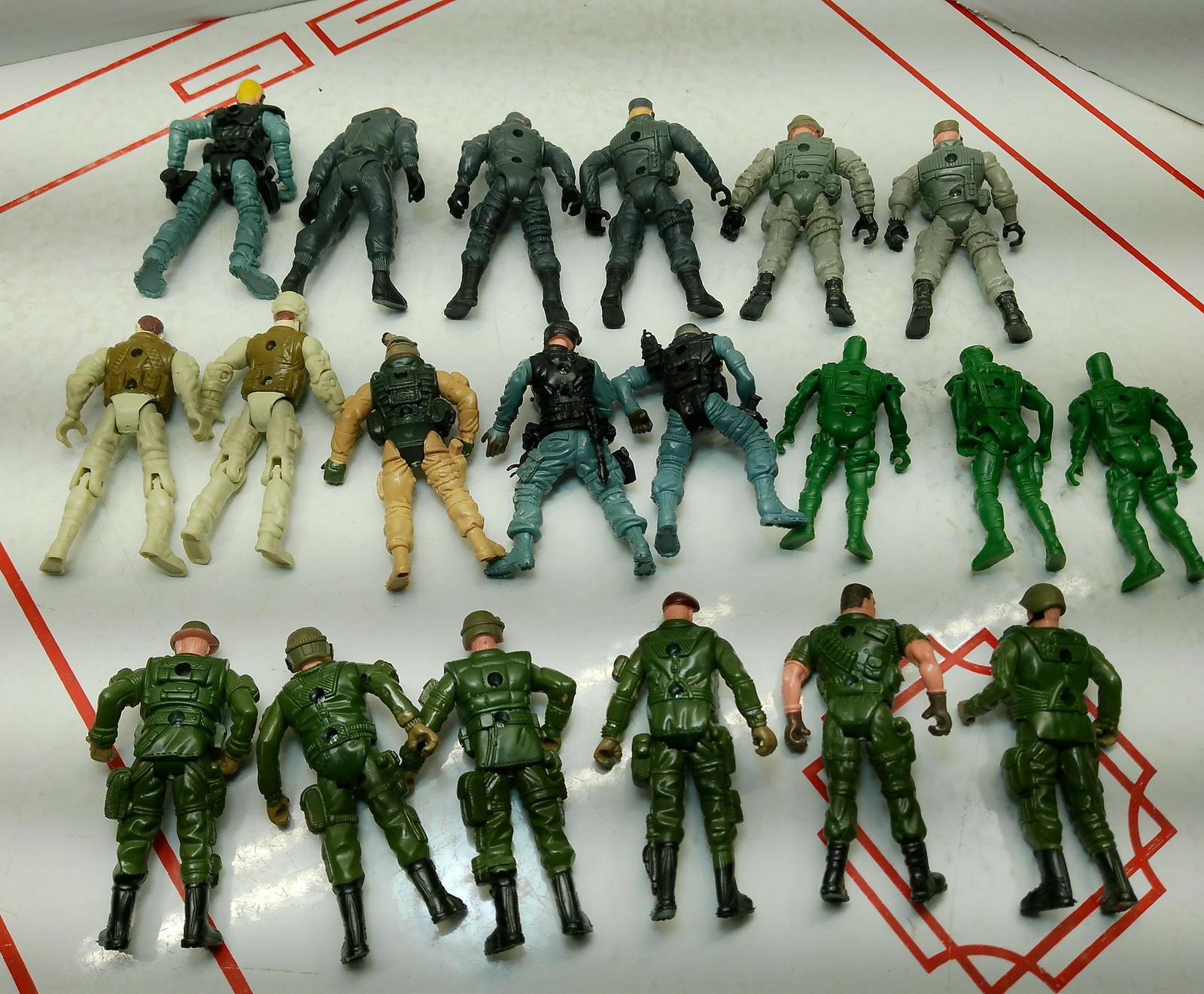 Army Military Action Figures Soldiers Poseable Men 3-4″ Assorted Fighters 20 pc