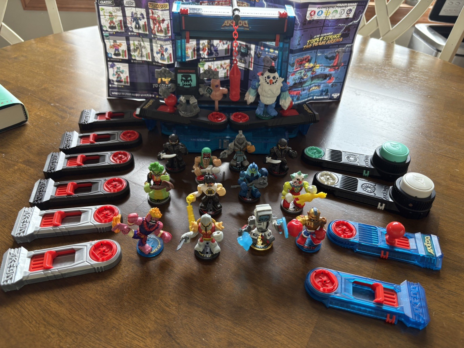Akedo Ultimate Arcade Warriors Battle Arena + 14 Figures + 10 controllers RARE