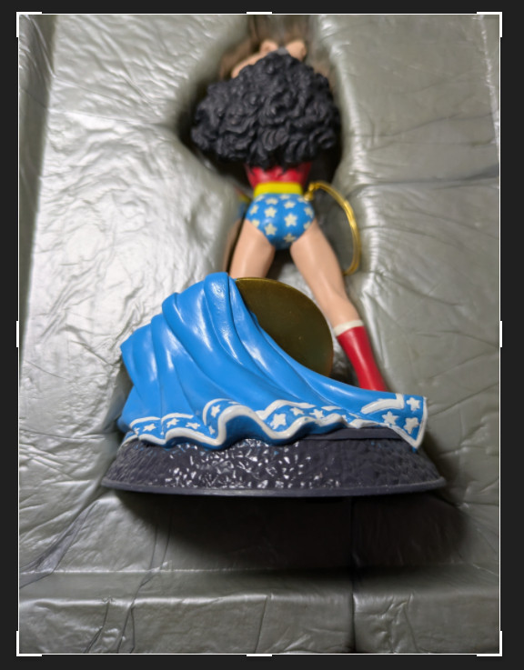 Hallmark DC Superheroes Collection, Modern Era Wonder Woman Statue/Figurine NEW